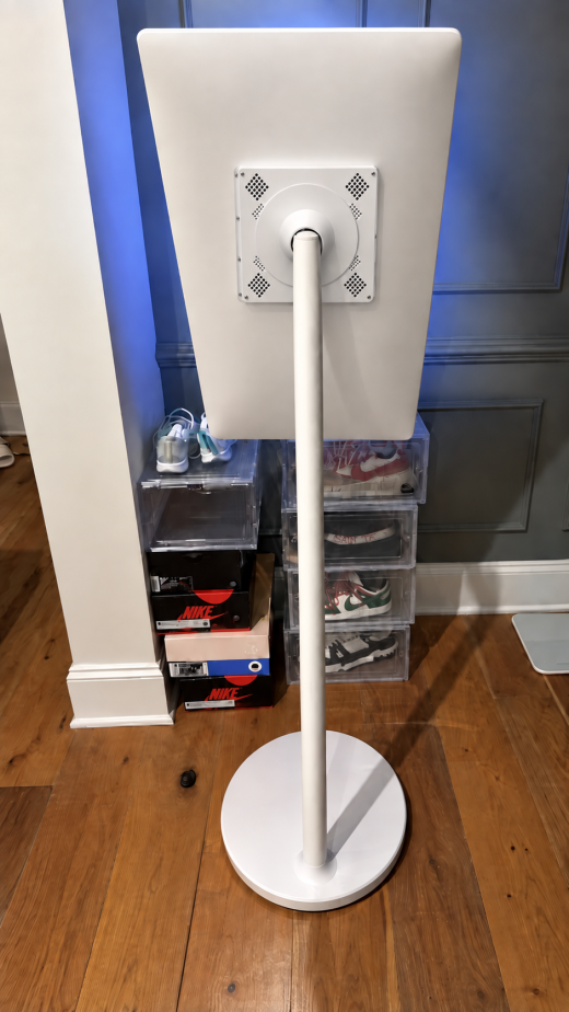 Phone-style arrival record showing the chair parts and separate footrest
