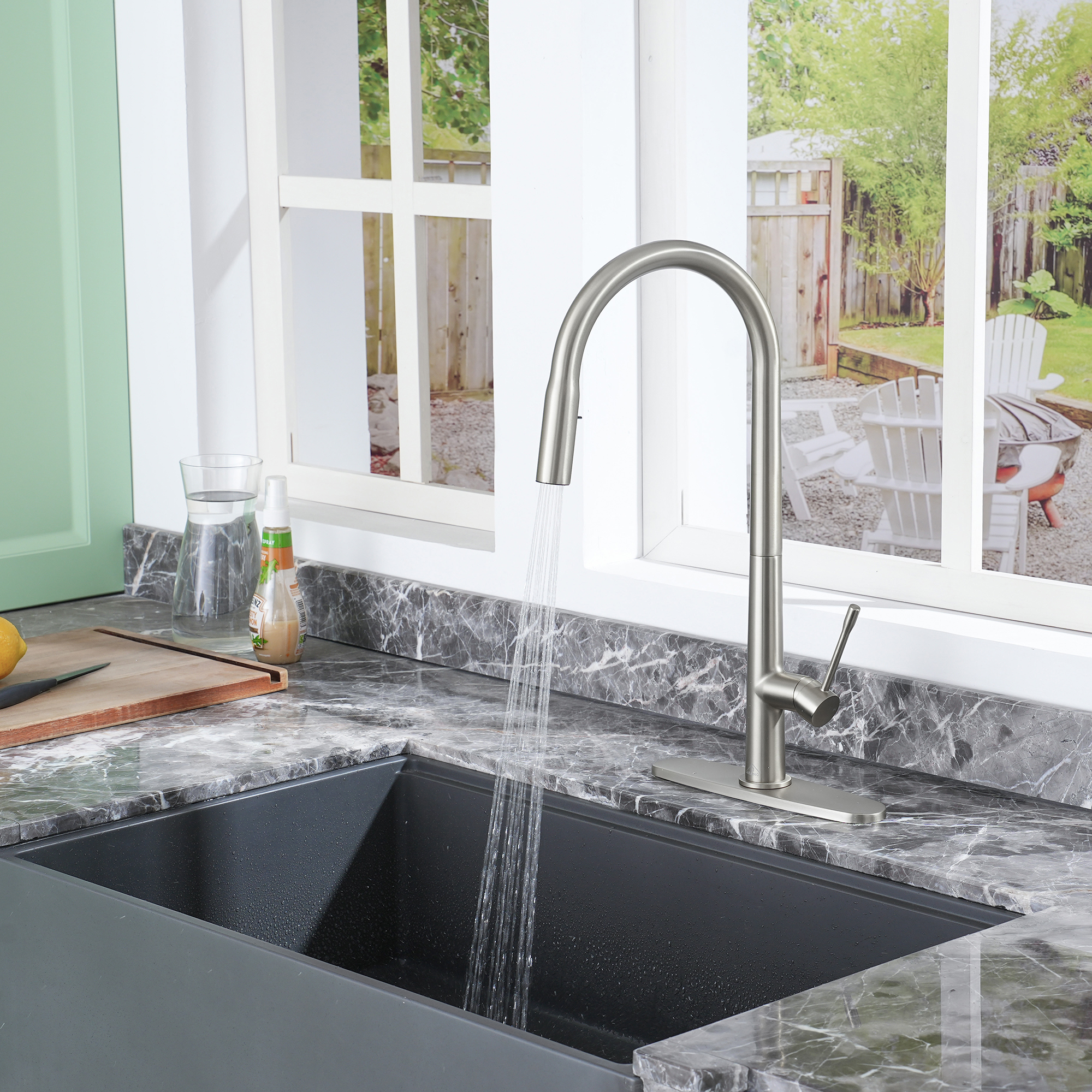 CASAINC Single-Handle Kitchen Faucet with  Pull-Out Sprayer