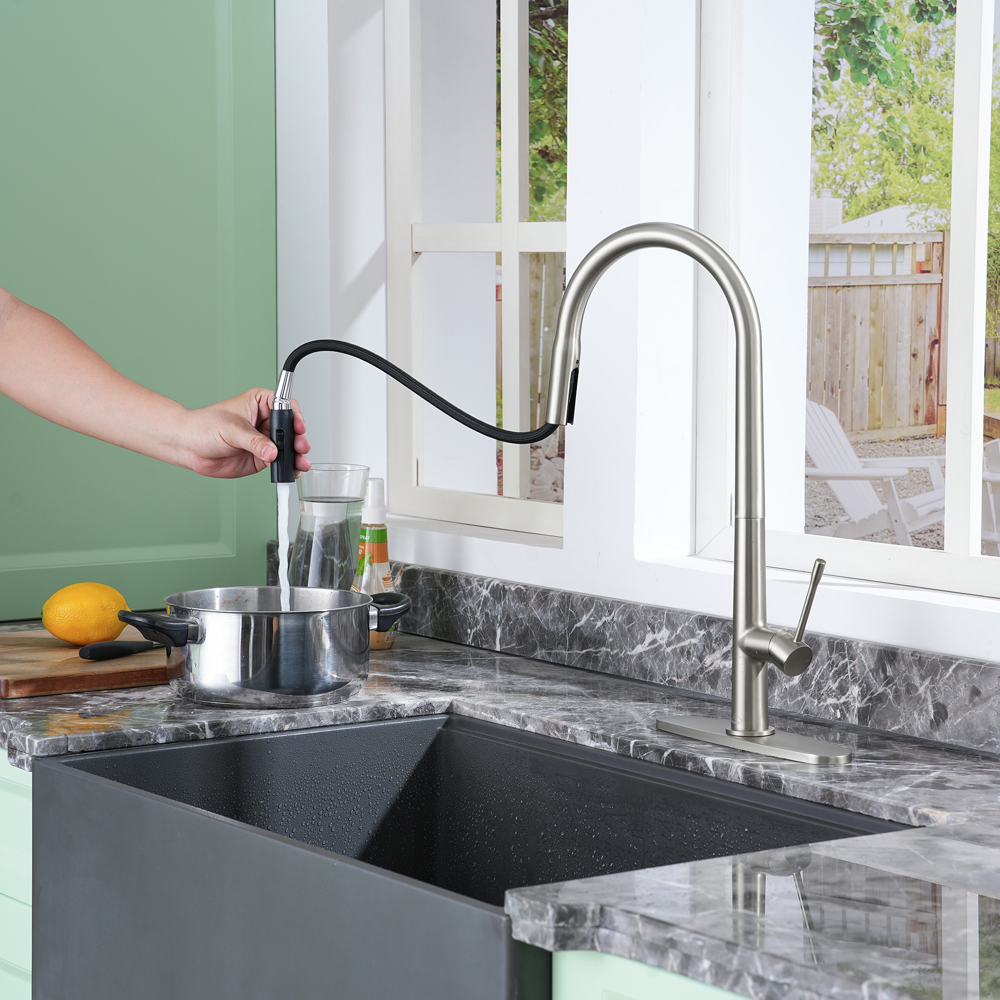CASAINC Single-Handle Kitchen Faucet with  Pull-Out Sprayer