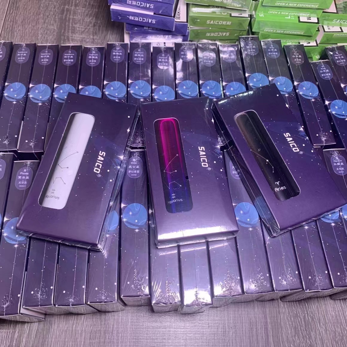 Saico炫刻十二星座電子煙主機適配一代煙彈，主要產品有：RELX, LANA, Rkiss, Ice Shadow冰影, Mega, GRID, LVZO, JATA, YUNA, 花の咲, COCO, Pinko, Fuji, 元氣 等煙彈。