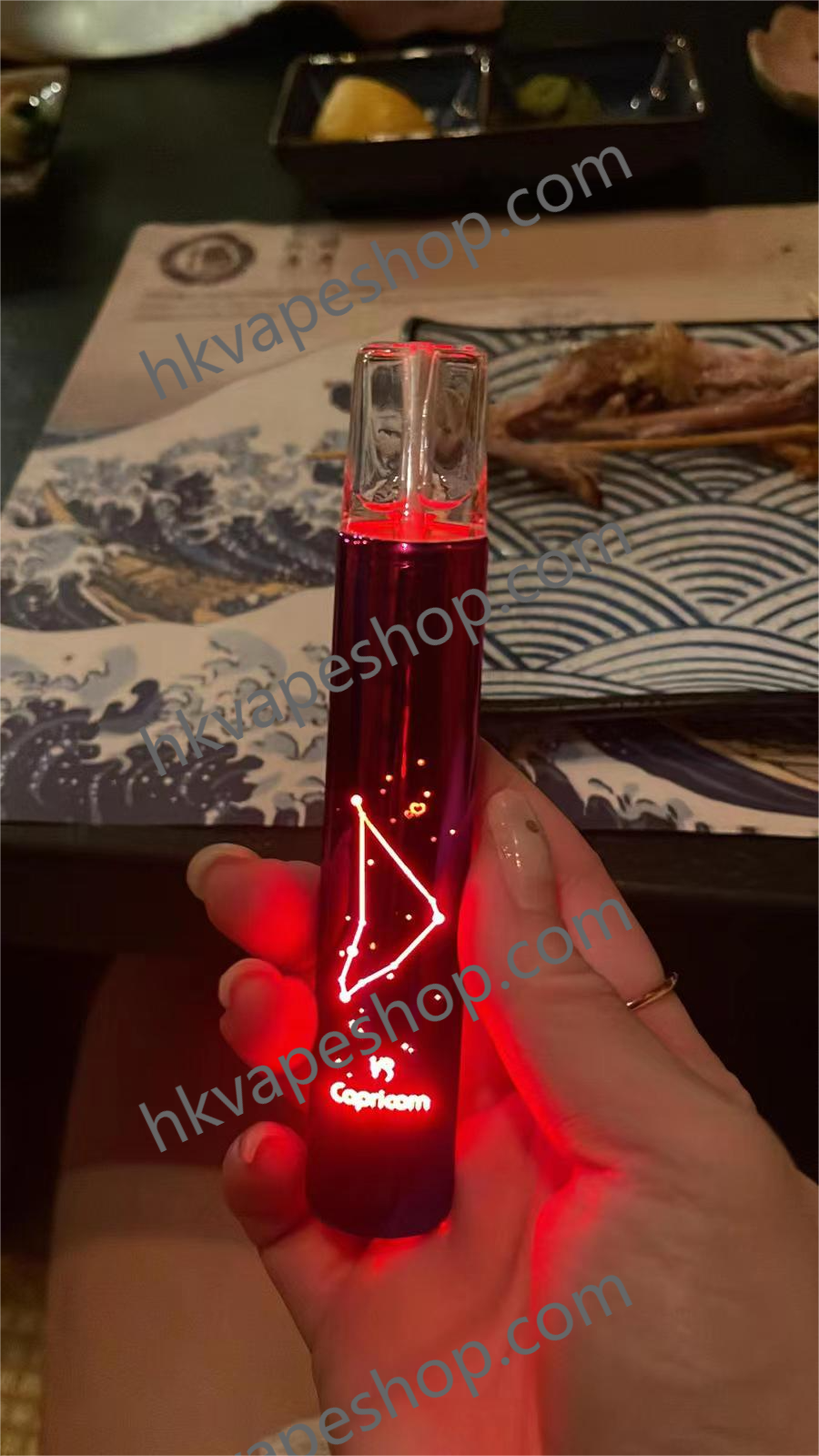 Saico炫刻十二星座電子煙主機適配一代煙彈，主要產品有：RELX, LANA, Rkiss, Ice Shadow冰影, Mega, GRID, LVZO, JATA, YUNA, 花の咲, COCO, Pinko, Fuji, 元氣 等煙彈。
