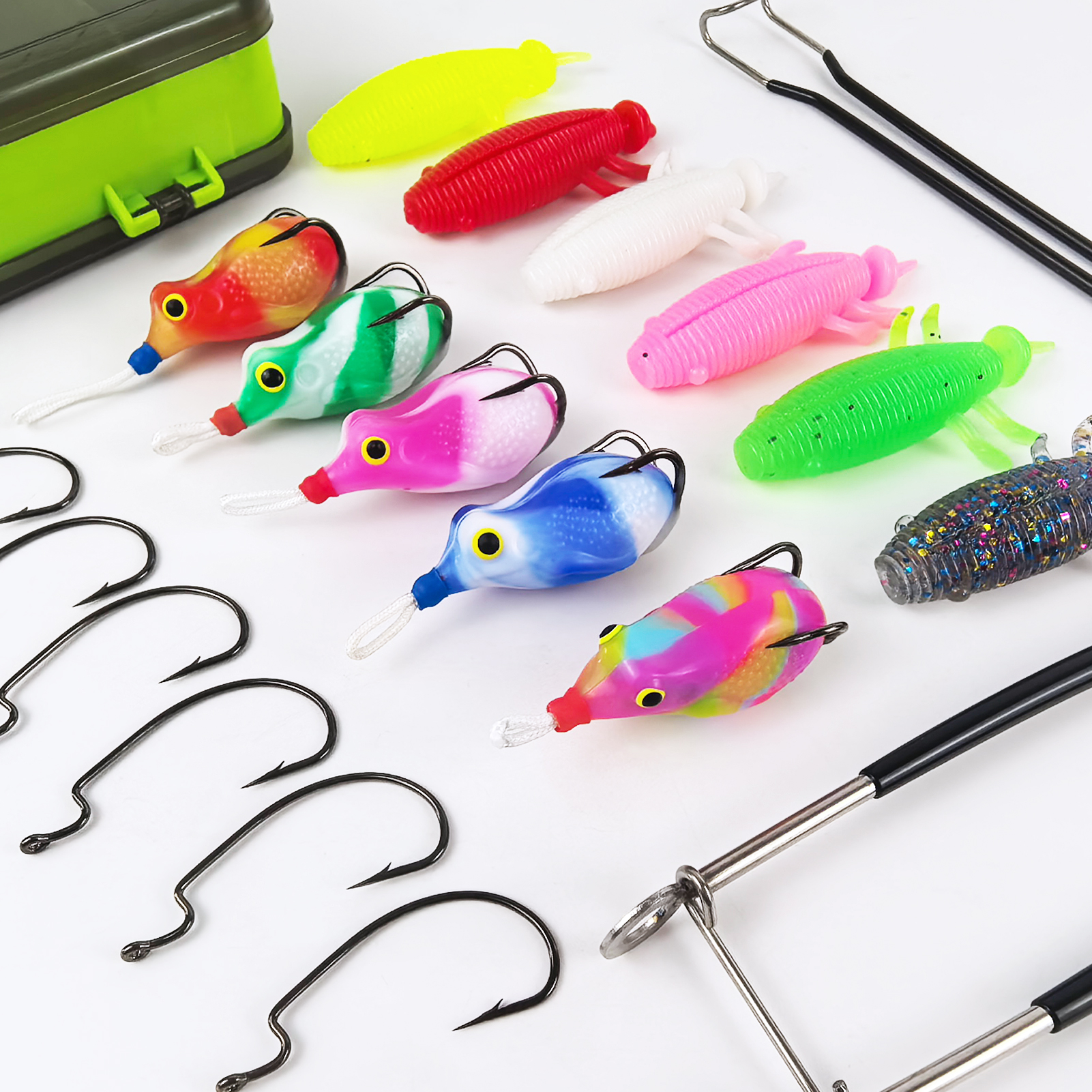 FREE FISHER 20pcs/Lot Thunder Frogs Kit,Topwater Soft Frog Baits Creature Lures,Offset Crankhooks with Fishing Tools Tackle Box