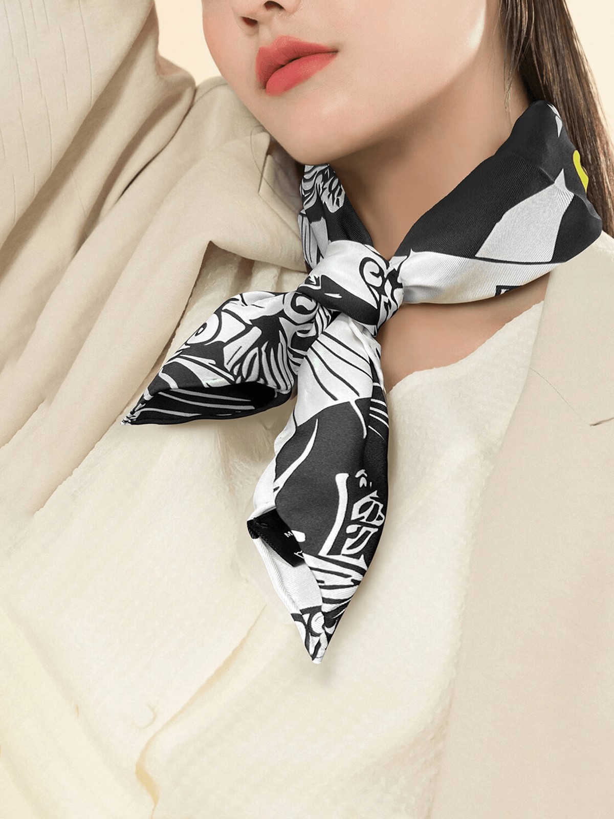 20Momme Seidenschal mit schwarzer Katze