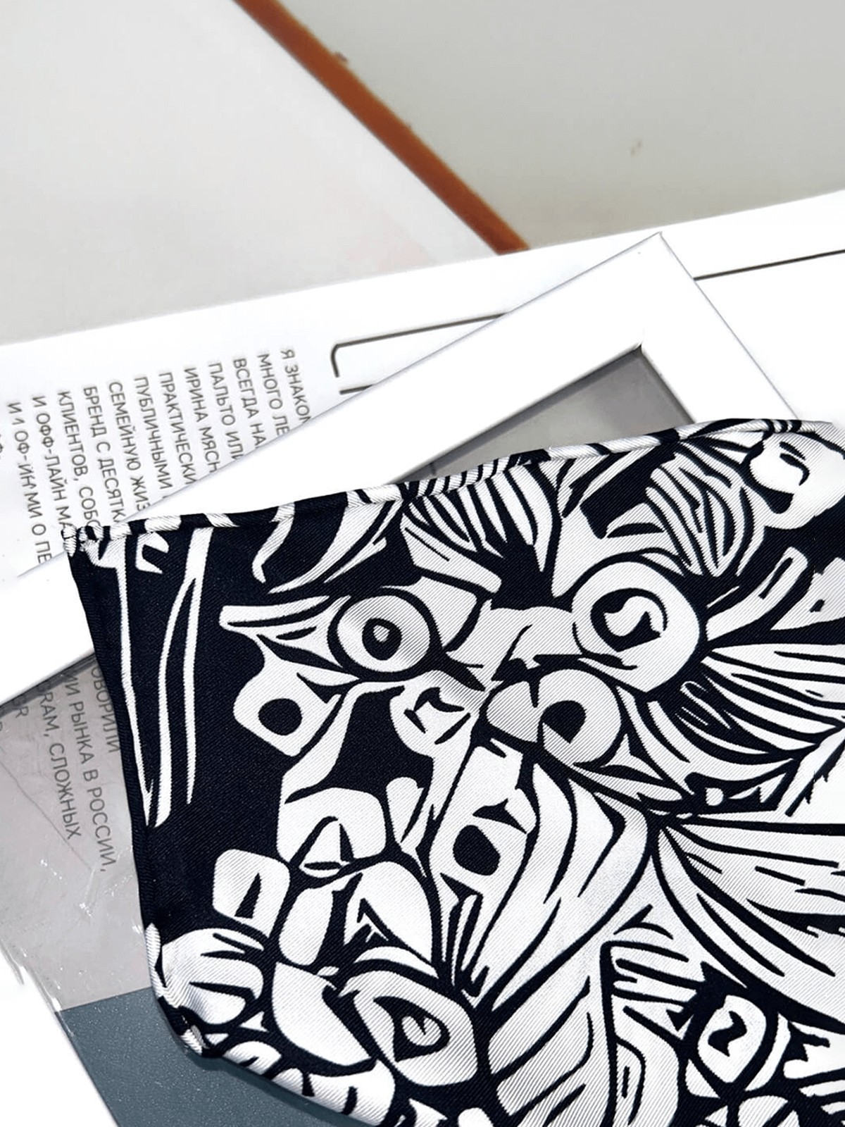 20Momme Seidenschal mit schwarzer Katze