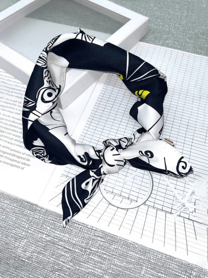 20Momme Seidenschal mit schwarzer Katze