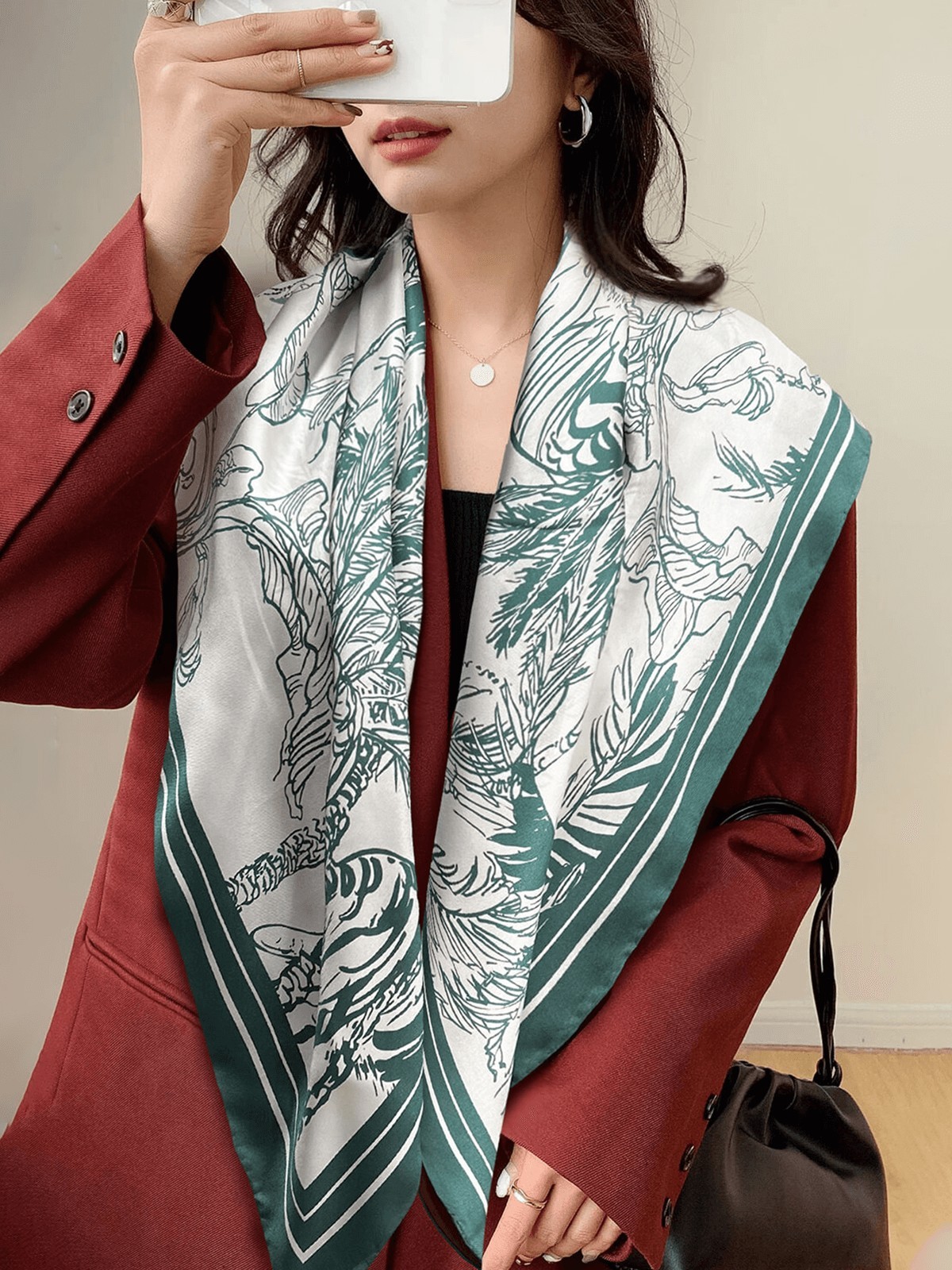 16Momme Seidenschal mit Dschungel-Tiger