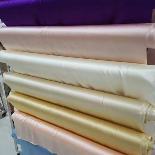 التصميم والقص لبياضات السرير الحريرية