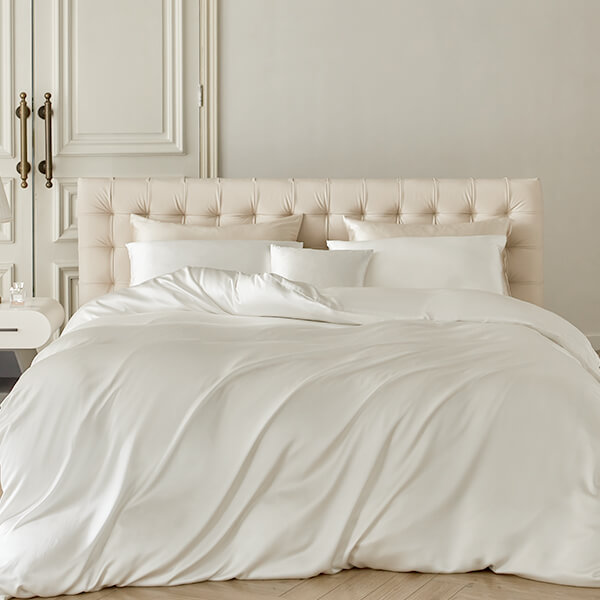 الخياطة والتشطيب الفاخر لبياضات السرير الحريرية