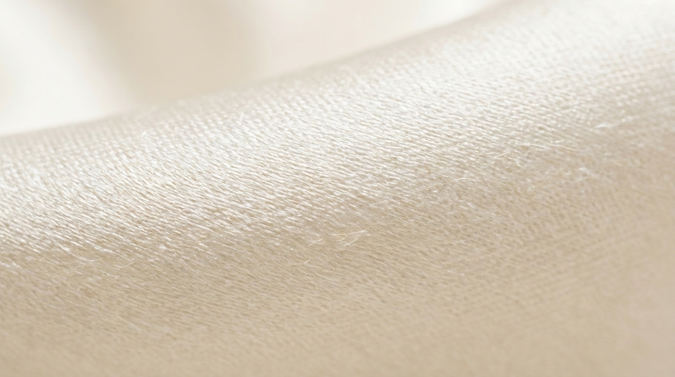 Waschbar bedeutet nicht synthetisch. Es ist immer noch 100 % reine Maulbeerseide, nur intelligenter verarbeitet.