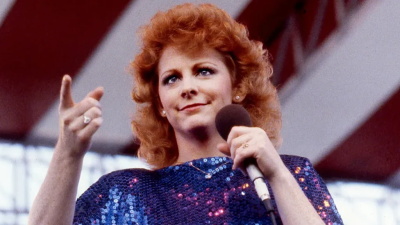 does Reba wear a wig