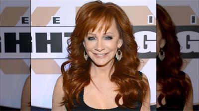 does Reba wear a wig