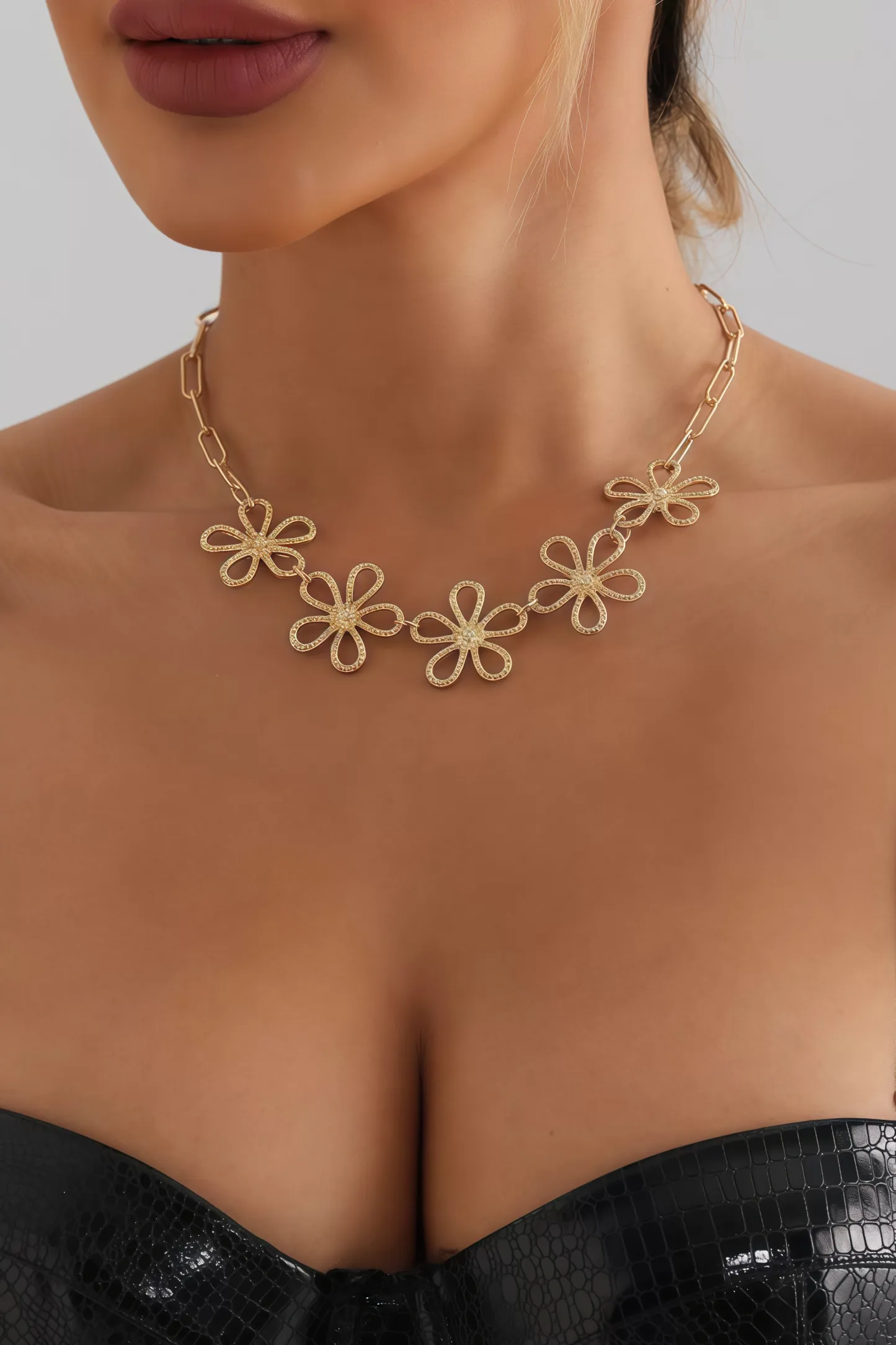 Simeon Openwork Flower Necklace