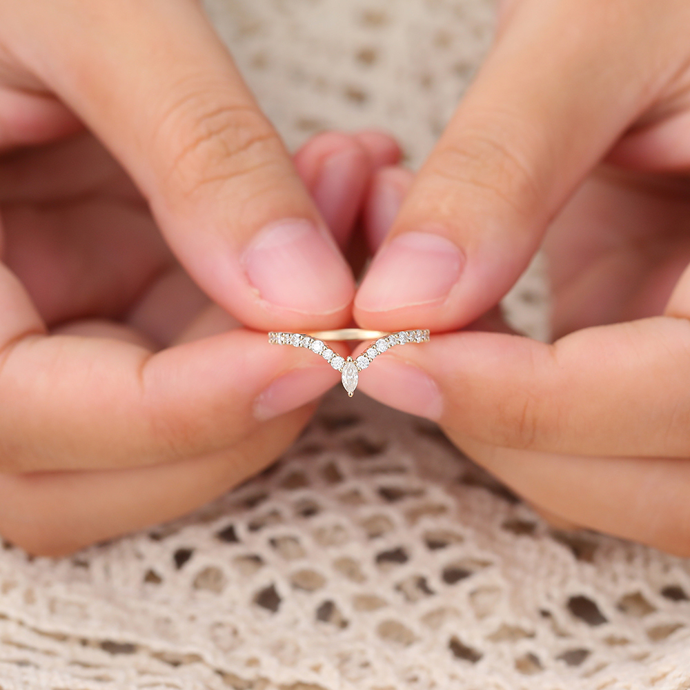 Juyoyo Moissanite Curved Wedding Band Yellow Gold Stacking Wedding Anniversary Promise Ring