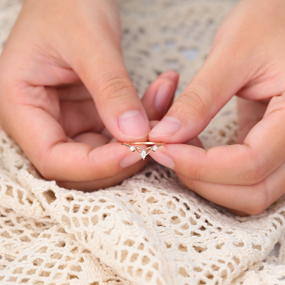 Juyoyo Three Stone Moissanite Curved Wedding Band Rose Gold Stacking Ring for Women