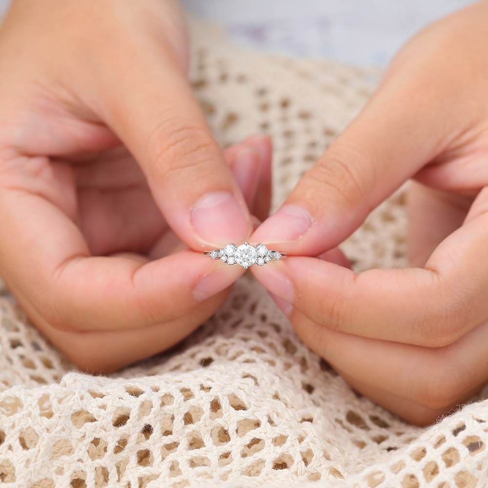 Juyoyo Round Cut Moissanite Engagement Ring 14K White Gold Vintage Diamond Cluster Ring