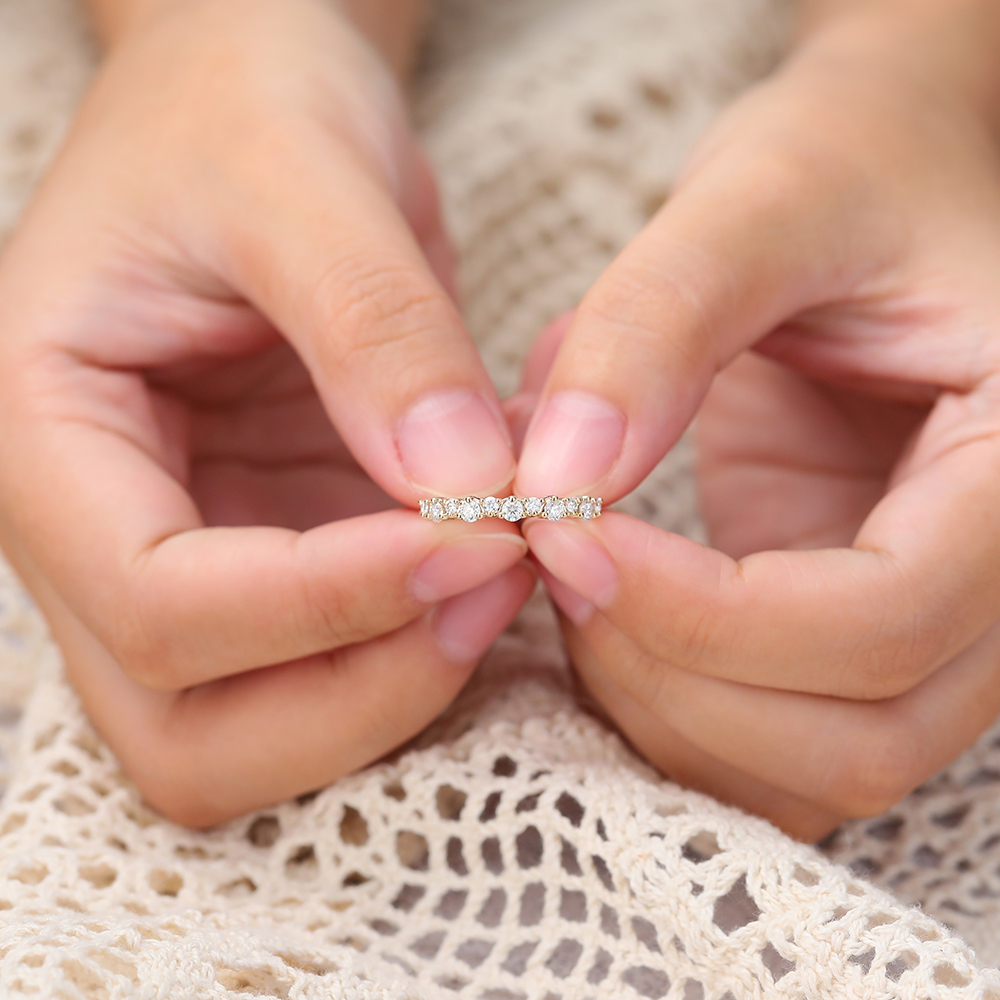 Juyoyo Round Moissanite Wedding Band Vintage Yellow Gold Anniversary Stacking Ring for Women