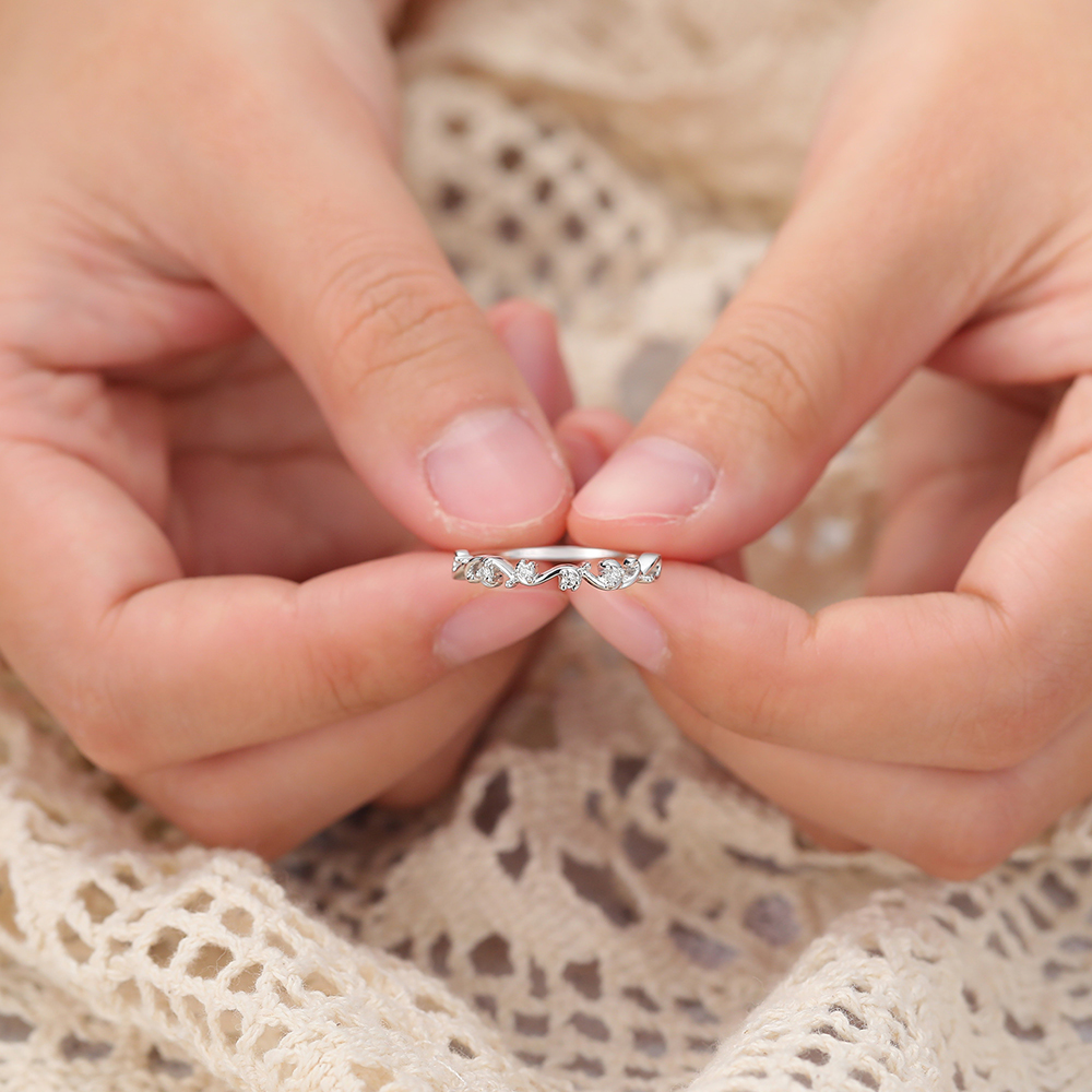 Juyoyo 14K White Gold Round Cut Moissanite Wedding Band Wave Stackable Promise Ring