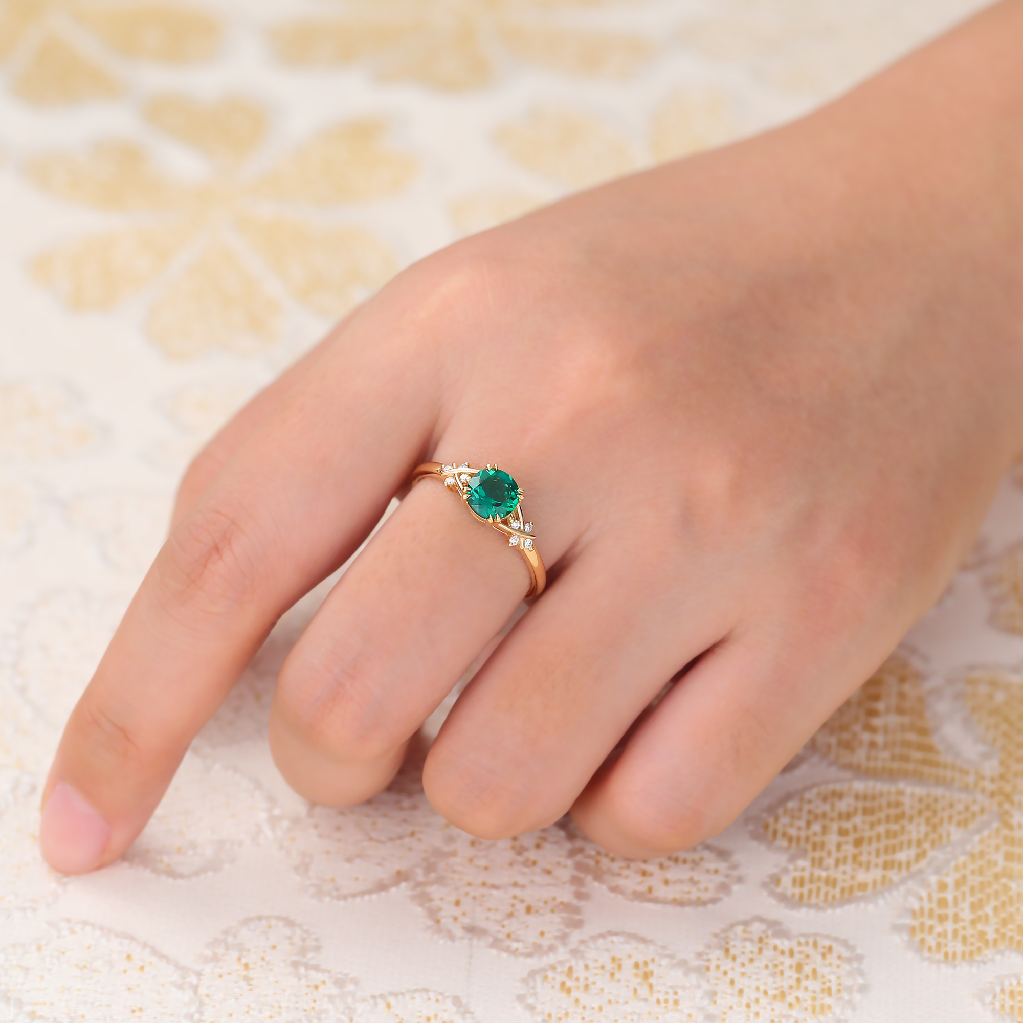 Round Cut Emerald Engagement Ring Vintage ridal Ring