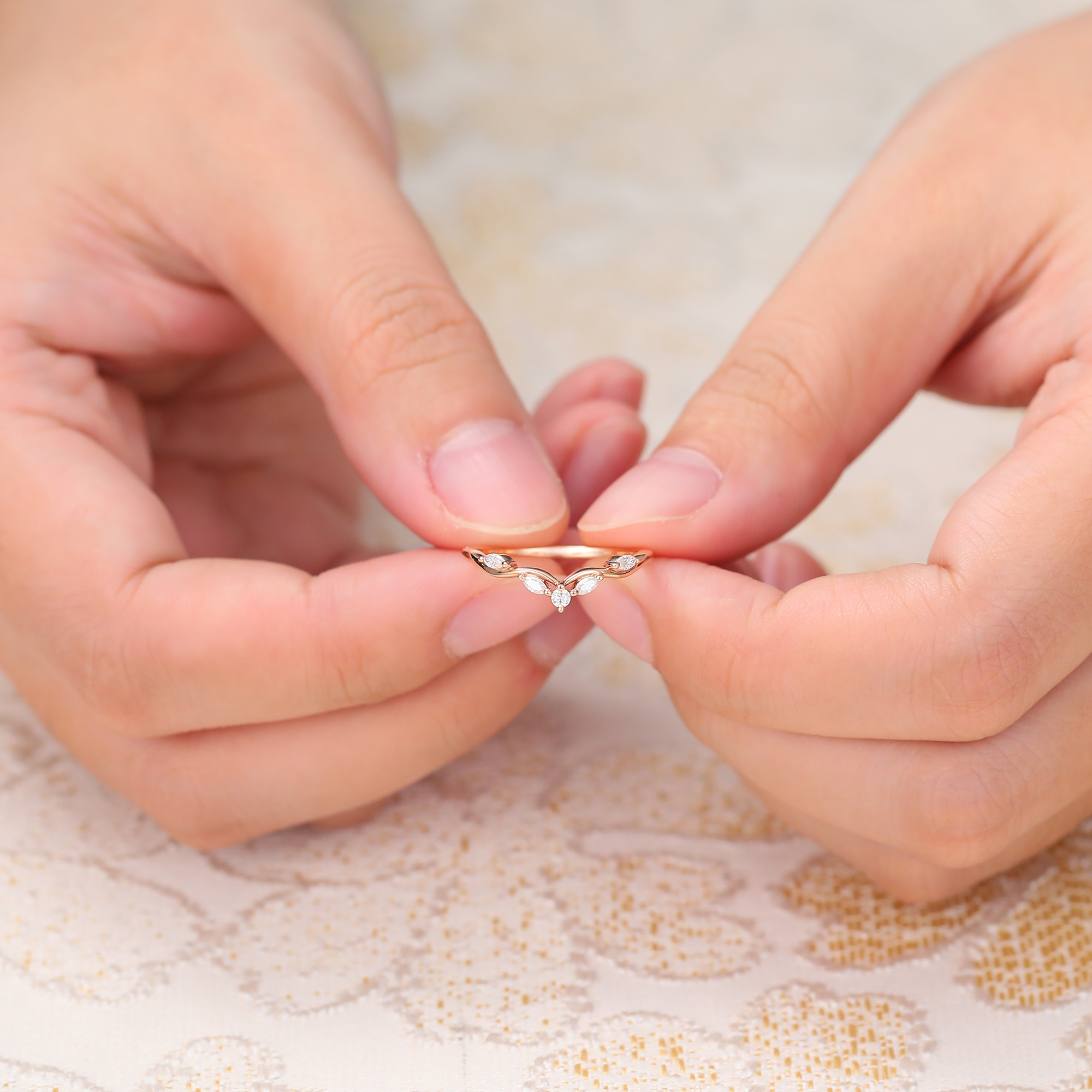 Juyoyo Moissanite Curved Wedding Band Women Vintage Stackable Wedding Ring 14K Rose Gold