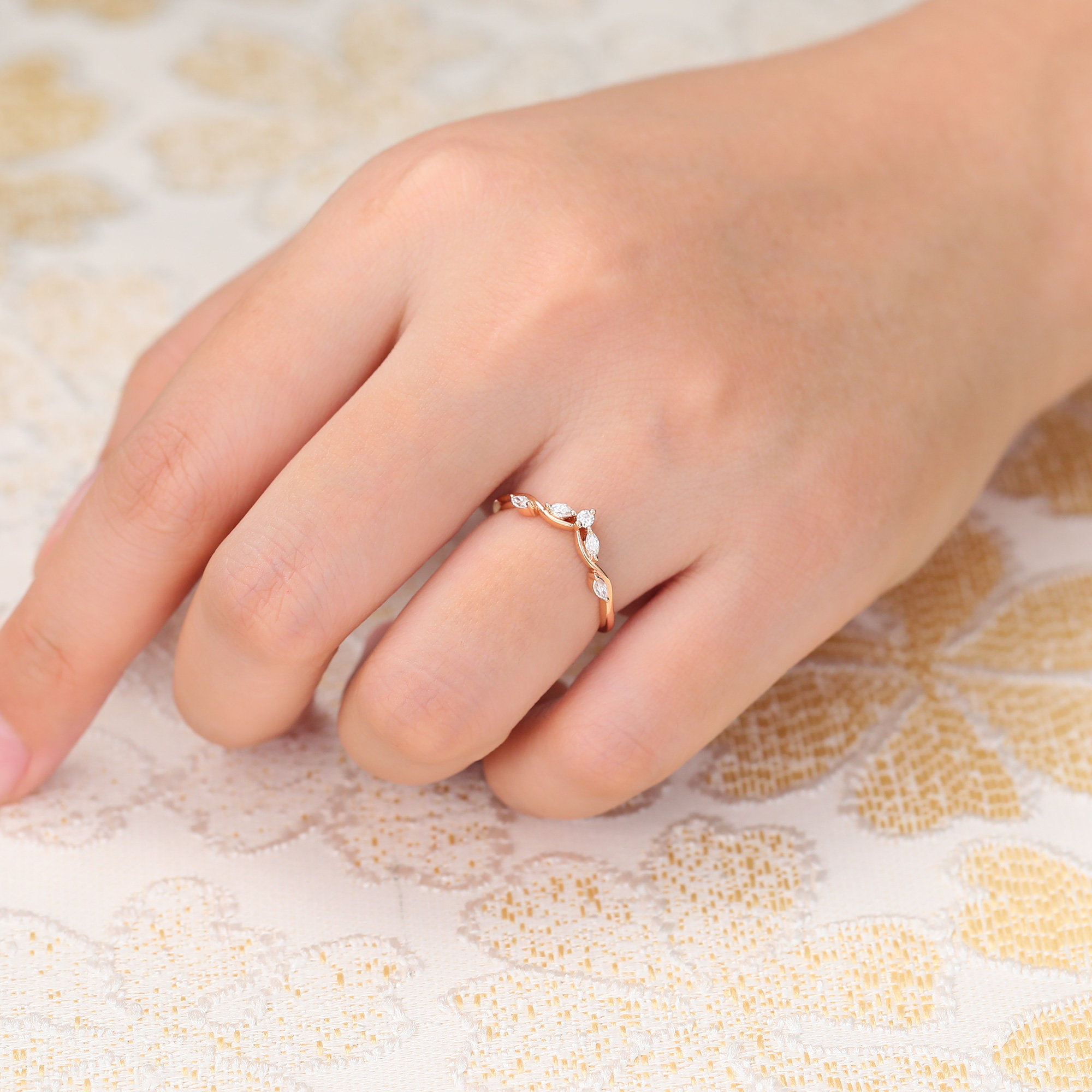 Juyoyo Moissanite Curved Wedding Band Women Vintage Stackable Wedding Ring 14K Rose Gold