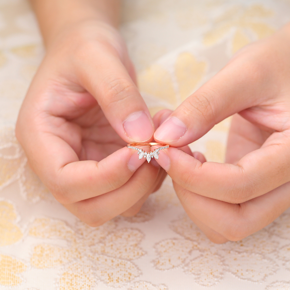 Juyoyo Moissanite Curved Wedding Band Vintage Rose Gold Pave Diamond Stacking Ring for Women