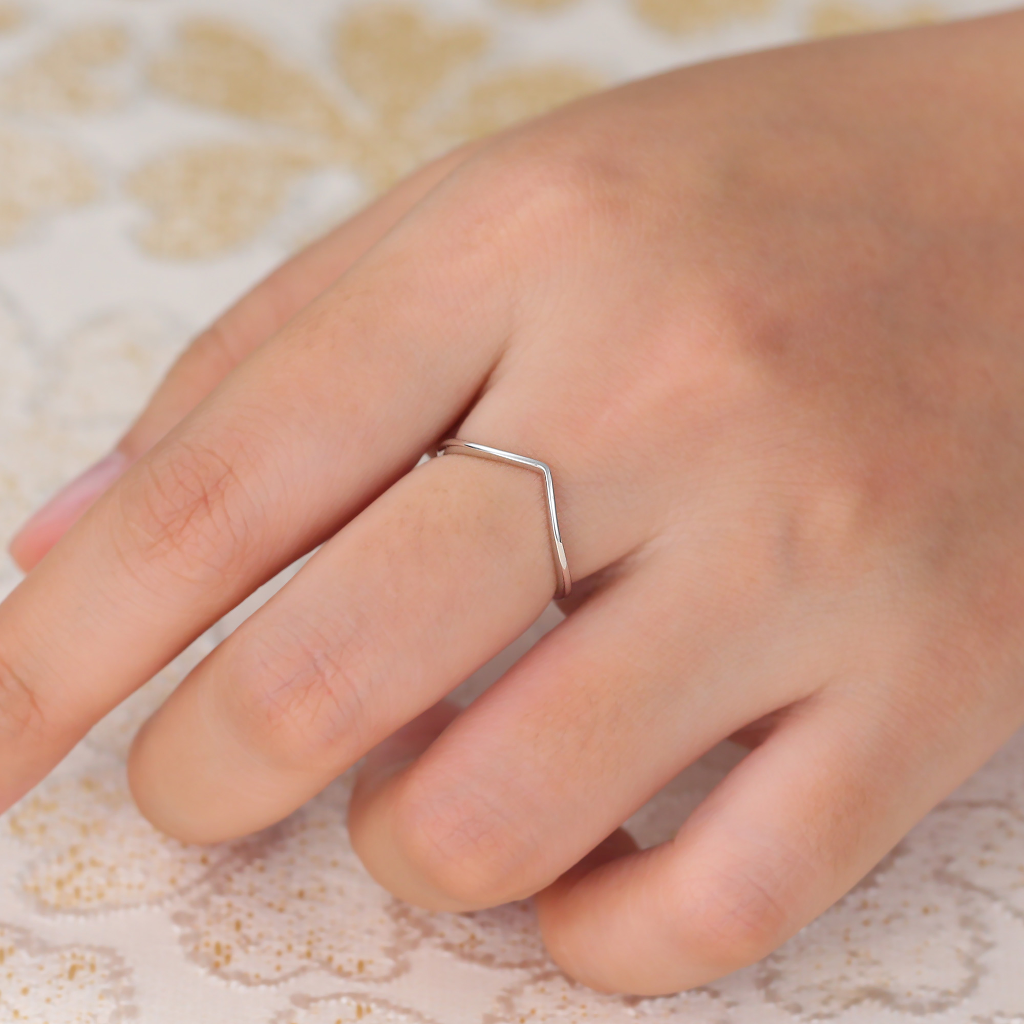 Juyoyo V Shaped Plain Solid White Gold Band Ring Curved Contour Wedding Band