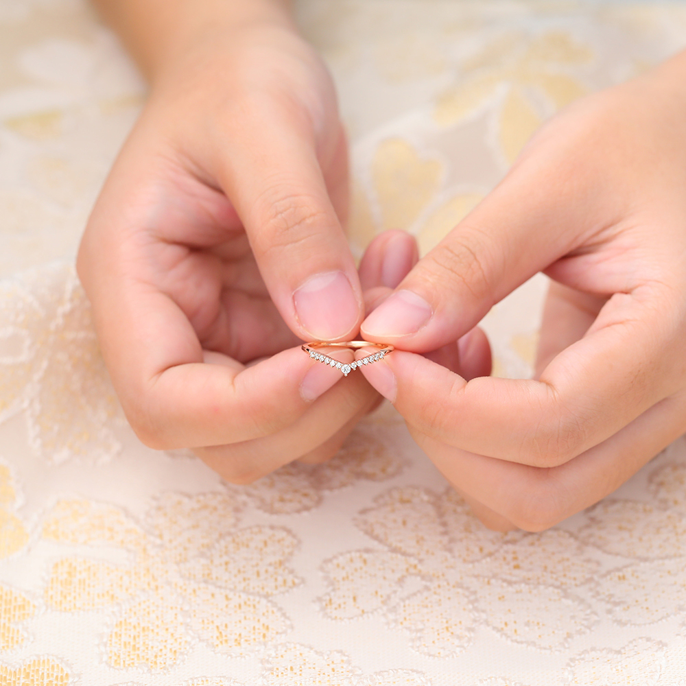 Juyoyo Round Cut Moissanite Curved Wedding Band V-Shaped Rose Gold Promise Anniversary Ring