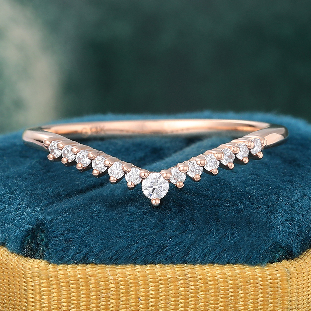 Juyoyo Round Cut Moissanite Curved Wedding Band V-Shaped Rose Gold Promise Anniversary Ring