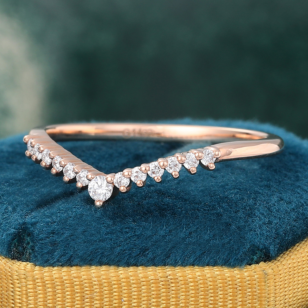 Juyoyo Round Cut Moissanite Curved Wedding Band V-Shaped Rose Gold Promise Anniversary Ring