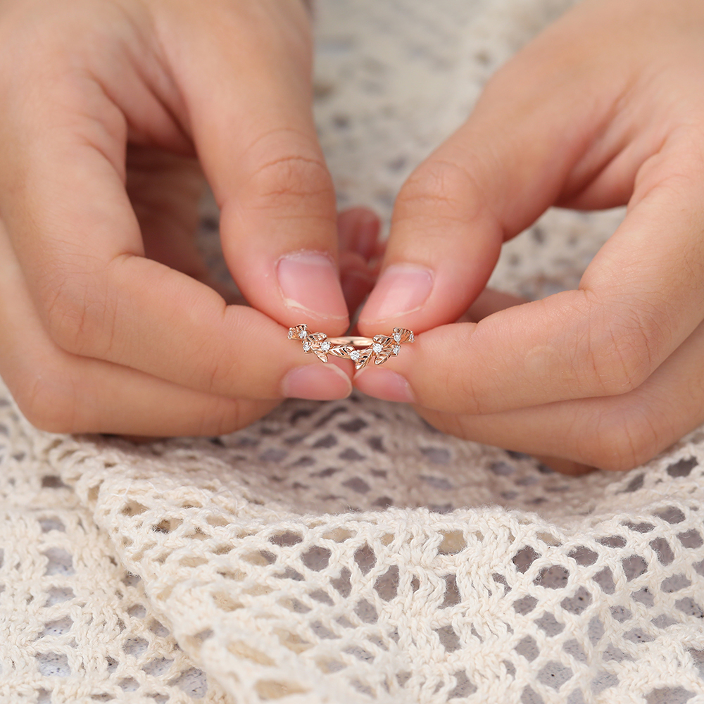 Juyoyo Nature Inspired Moissanite Curved Wedding Band Vintage Leaf 14K Rose Gold Wedding Band