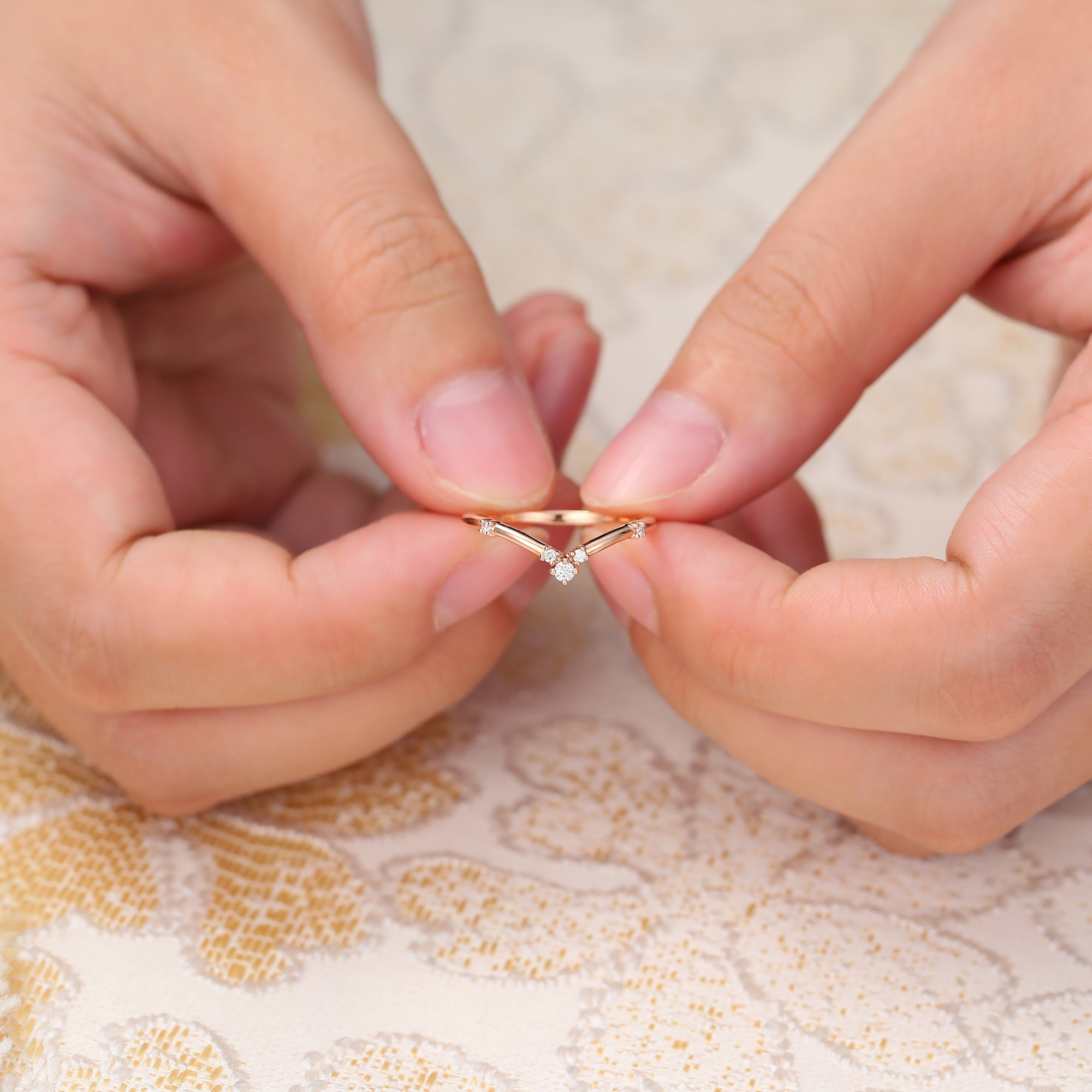 Juyoyo Round Moissanite Curved Wedding Band Diamond Rose Gold Stackable Ring