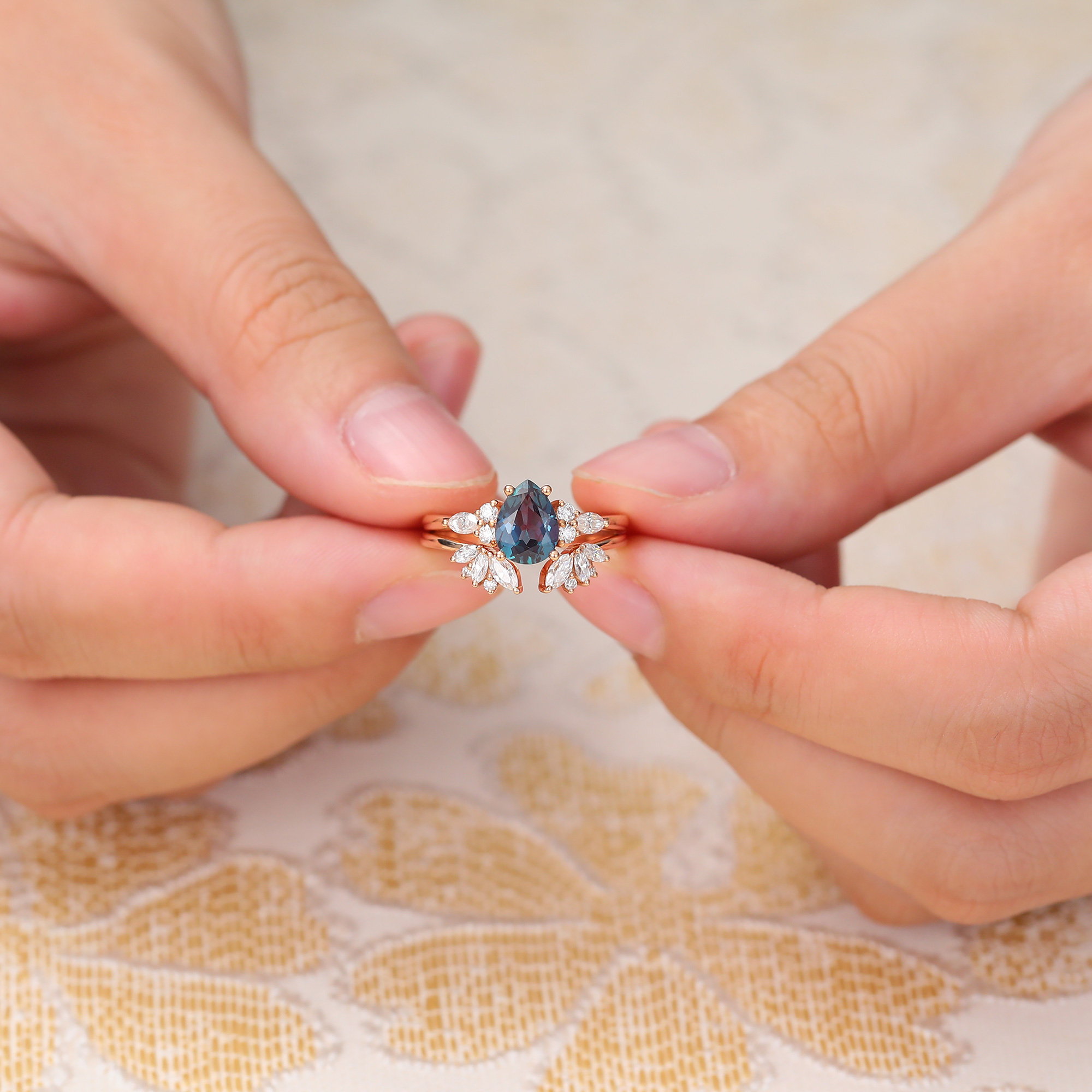 Juyoyo 2pcs Oval Cut Alexandrite Wedding Ring Set Vintage Rose Gold Engagement Ring Set