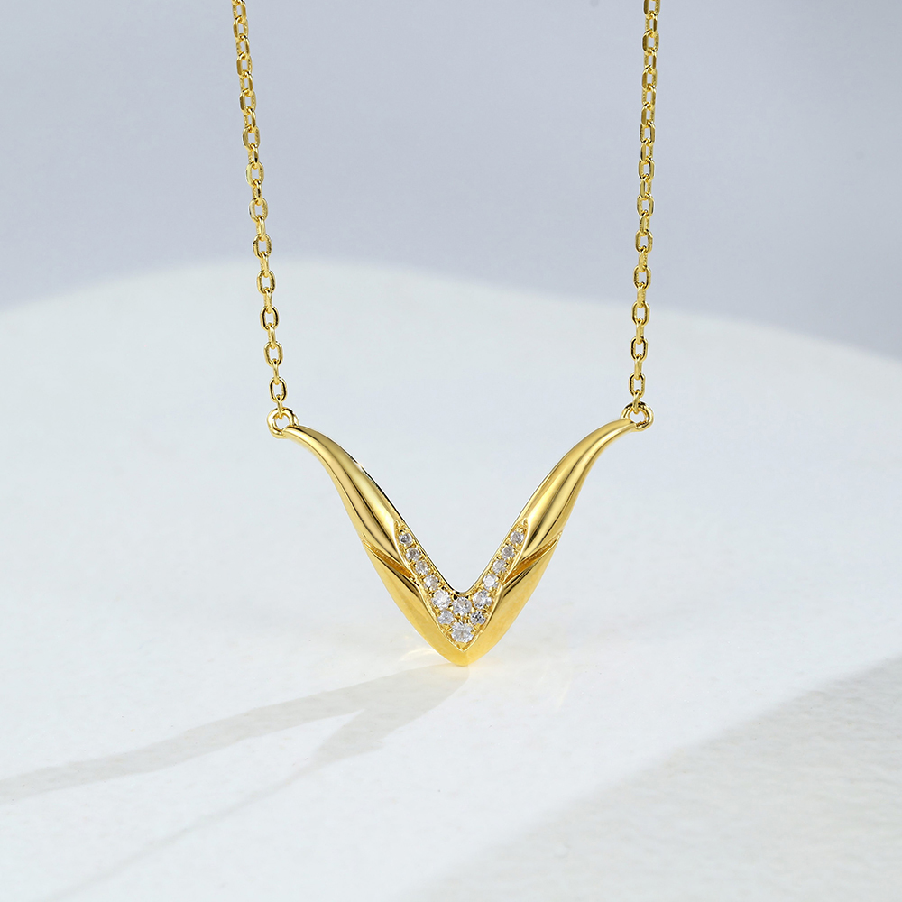 gold pendant necklace