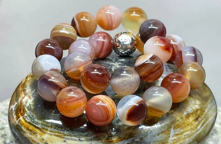 august birthstone sardonyx