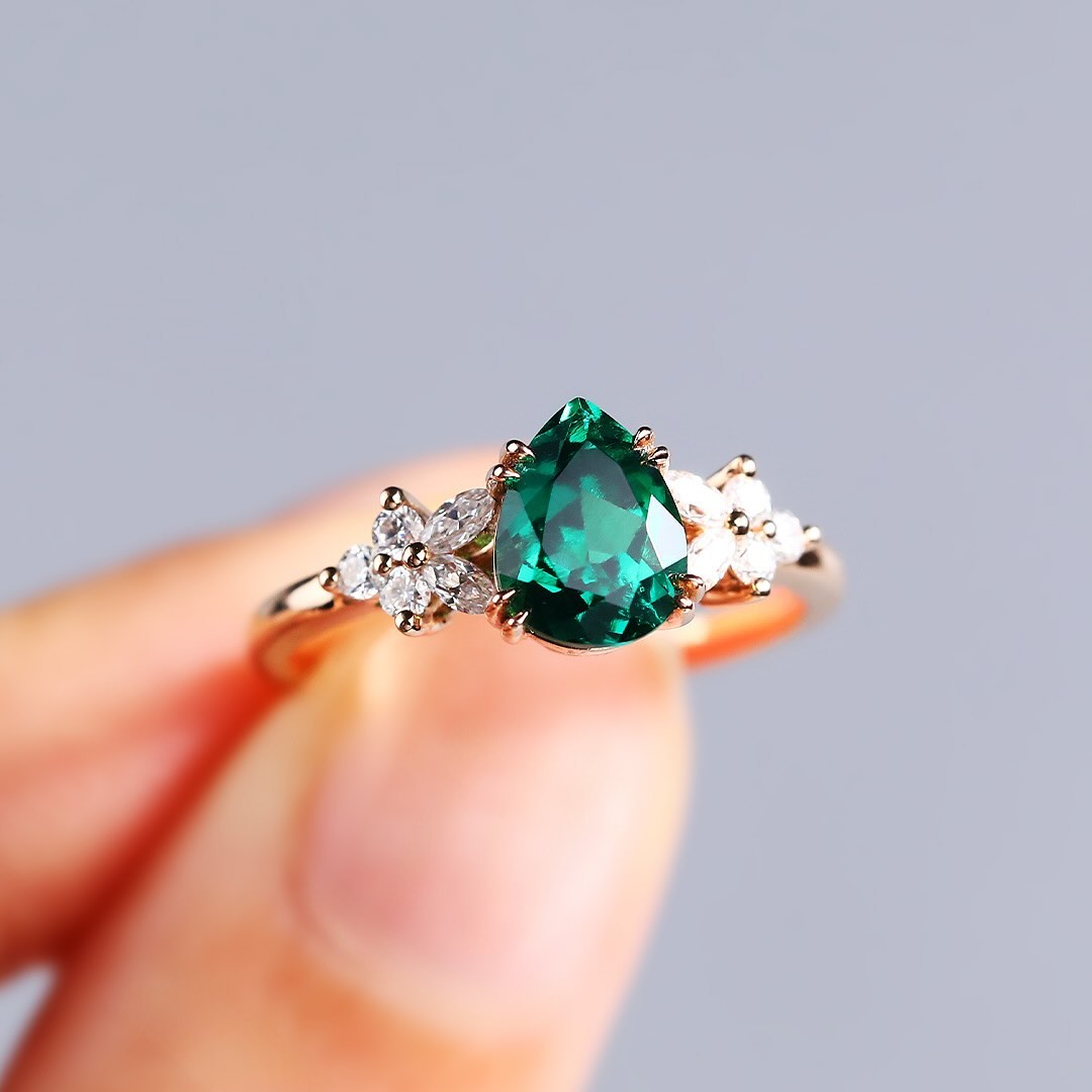 pear shaped emerald ring