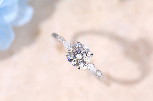 round cut moissanite ring