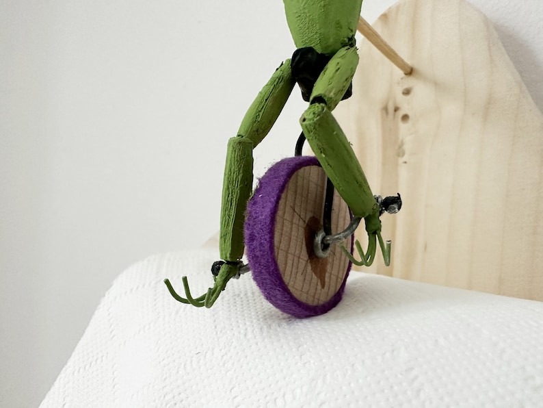 🤣Toilet Paper Holder - Frog On Unicycle🐸