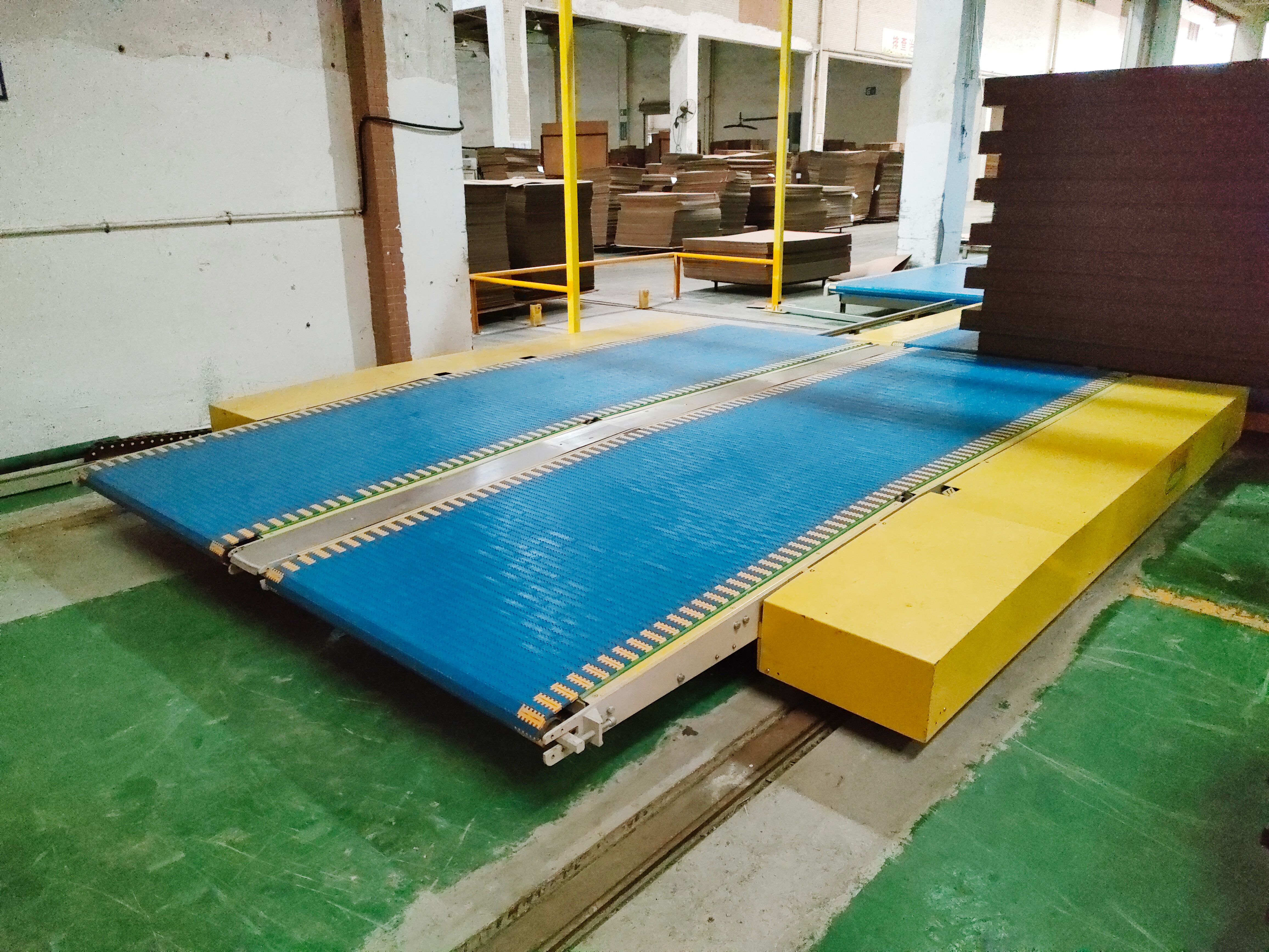 Pallet inserter conveyor，Transfer the stacks of cardboard smoothly onto the pallets.