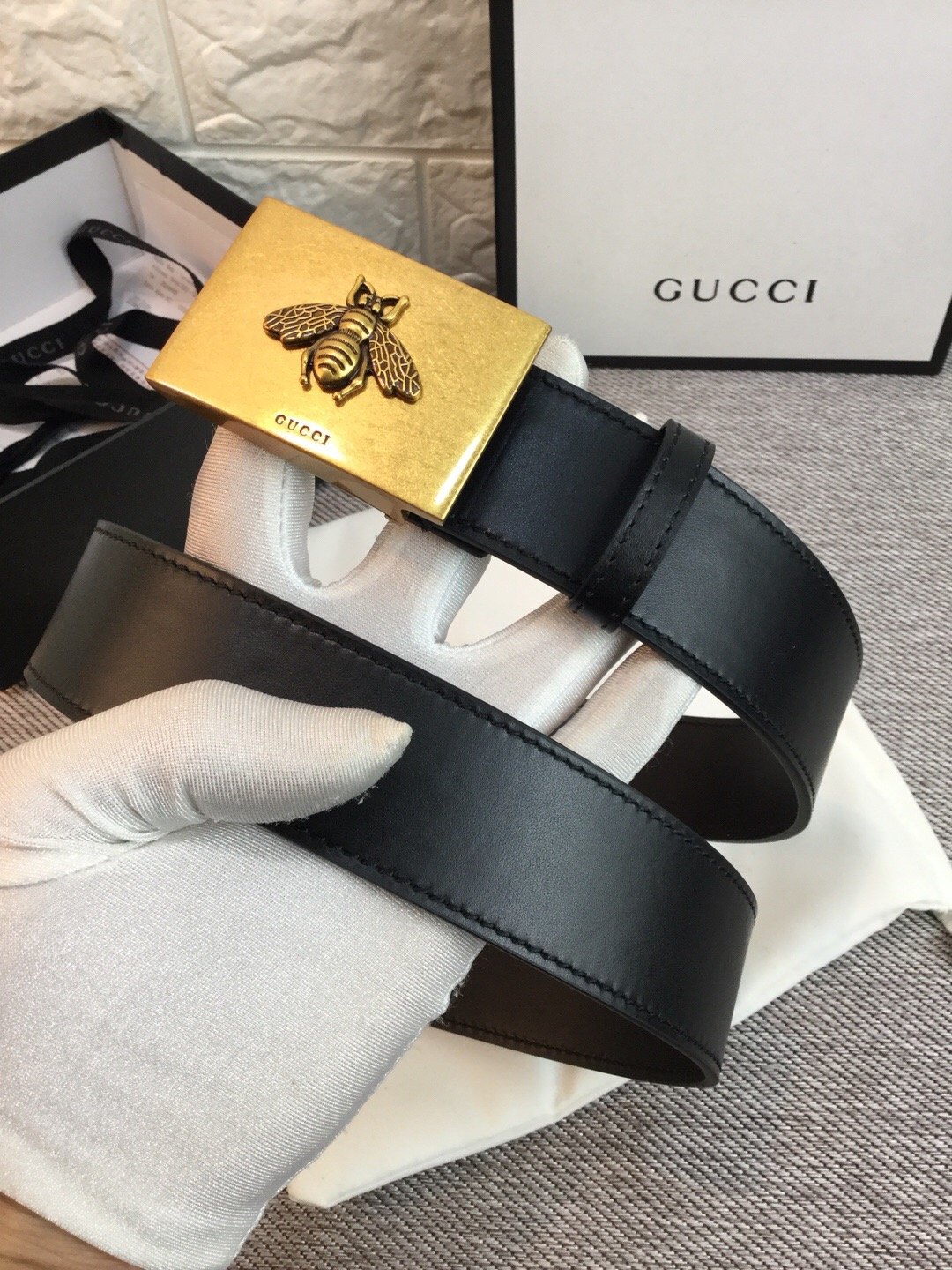Two-layer leather Gucci smooth print half strap with bronzed bee fashion button-down