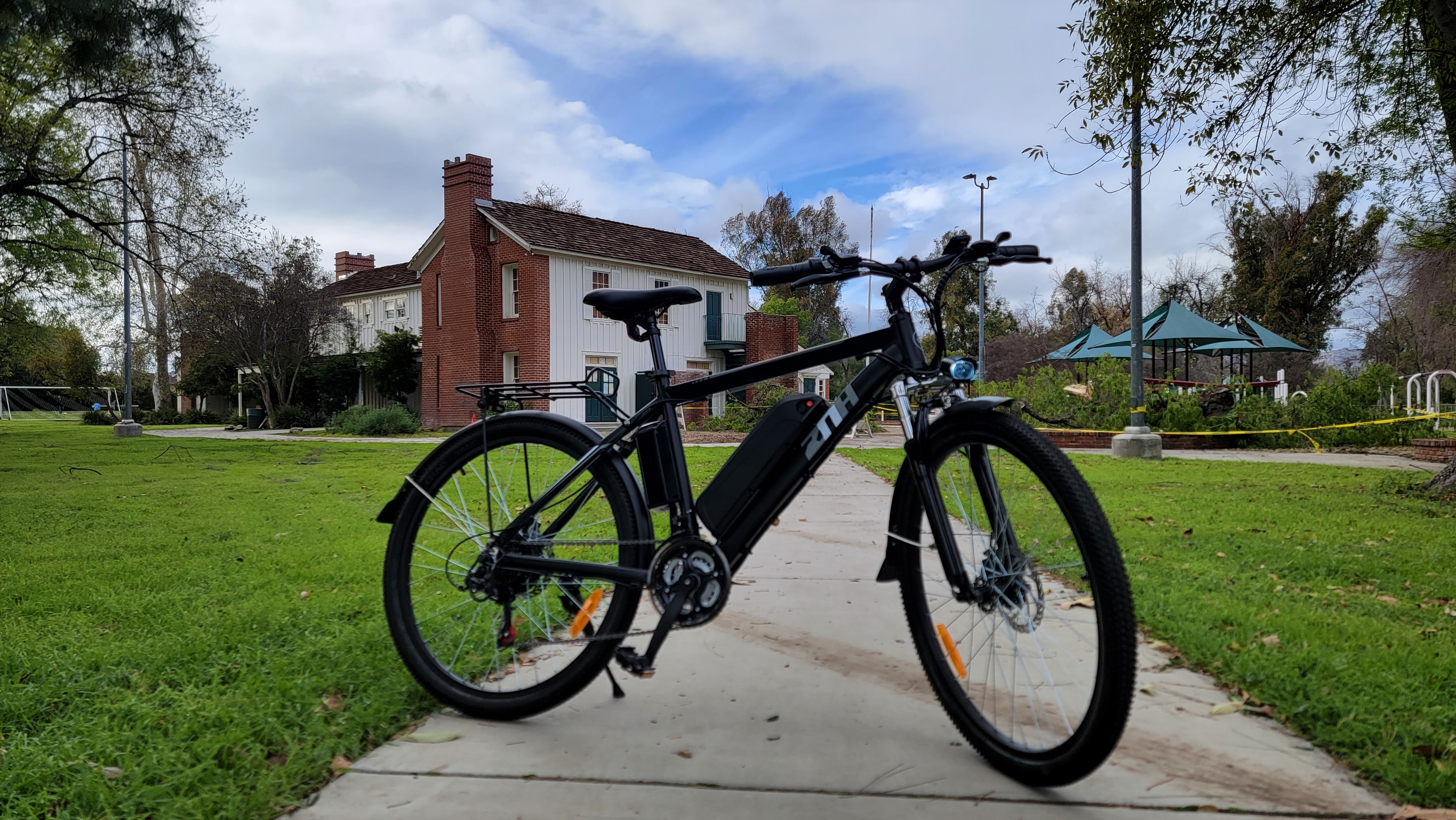 ZNH-02,500W 36V Electric Bike, 26 inch,Removable Battery,Up to 50Miles Range 20 MPH