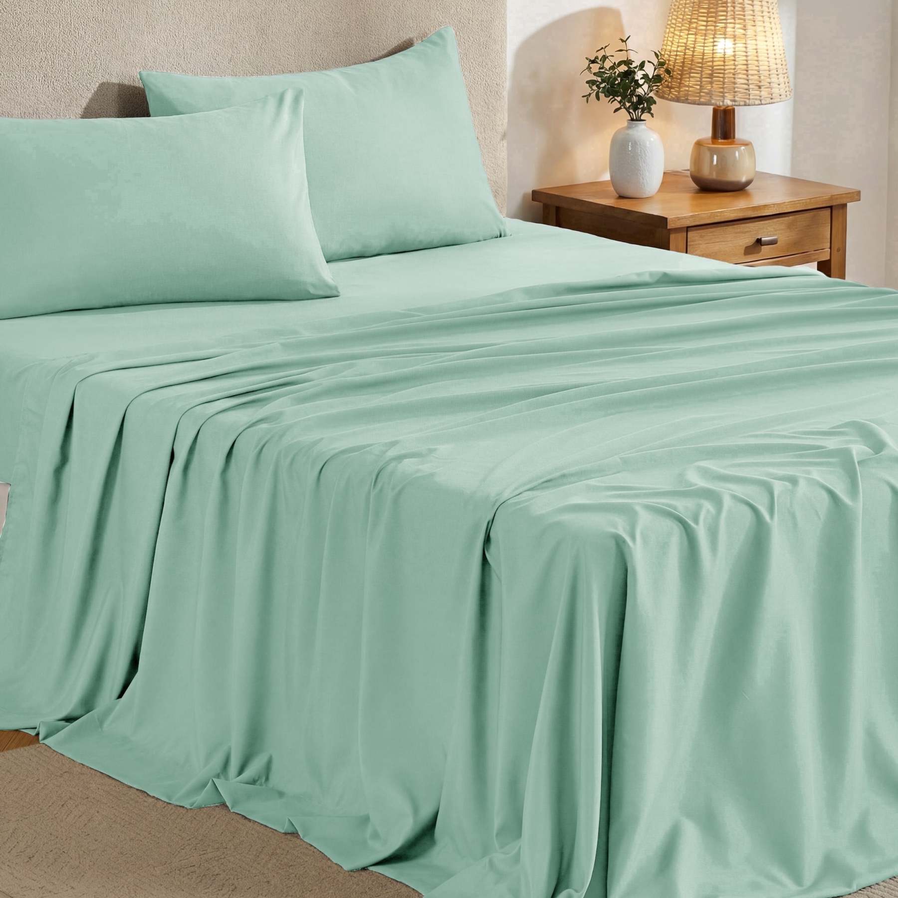 Sasttie 4-Piece Microfiber Bed Sheet Set, Deep Pocket Fitted Sheet & Pillowcases - Queen / Sage Green