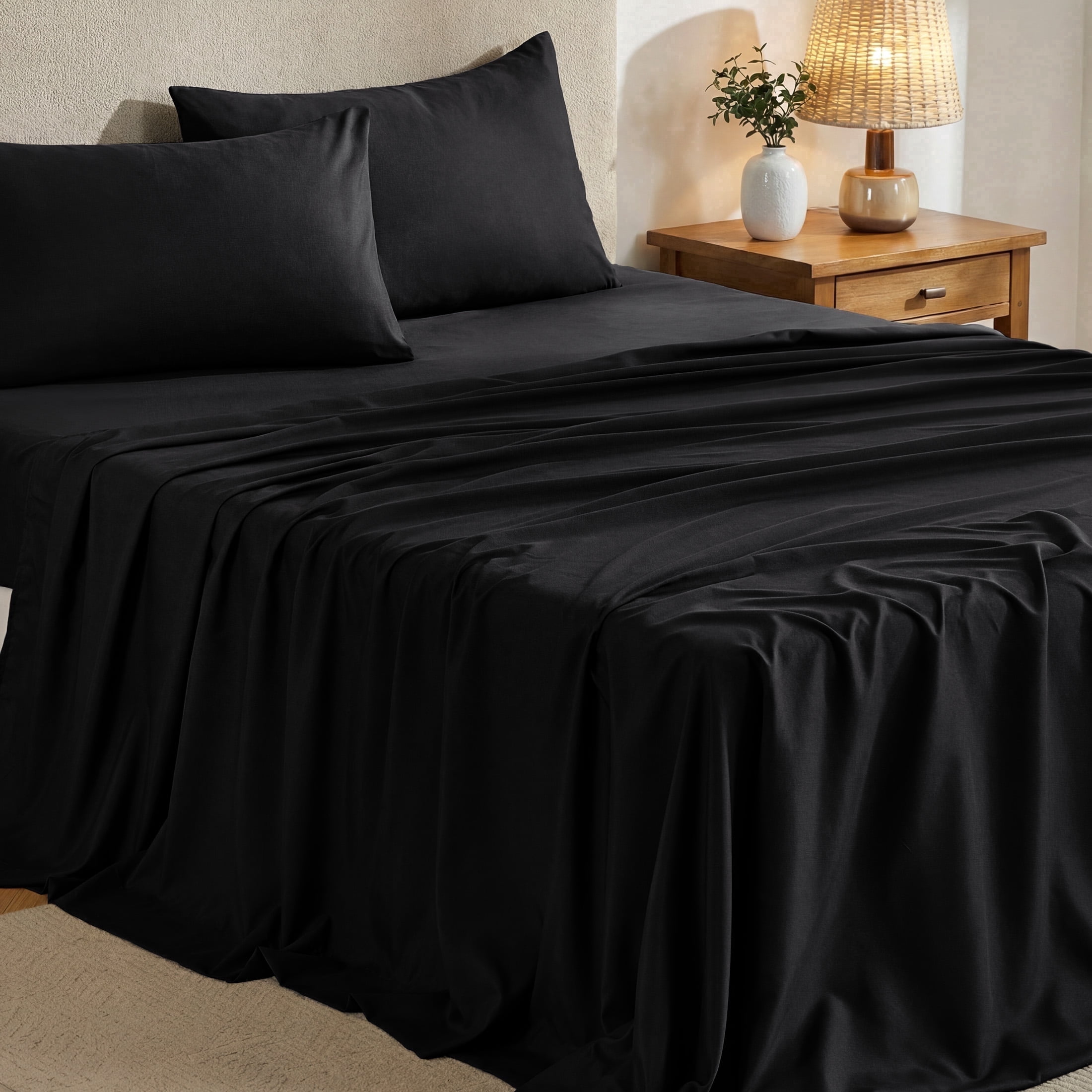 Sasttie 4-Piece Microfiber Bed Sheet Set, Deep Pocket Fitted Sheet & Pillowcases - King / Black