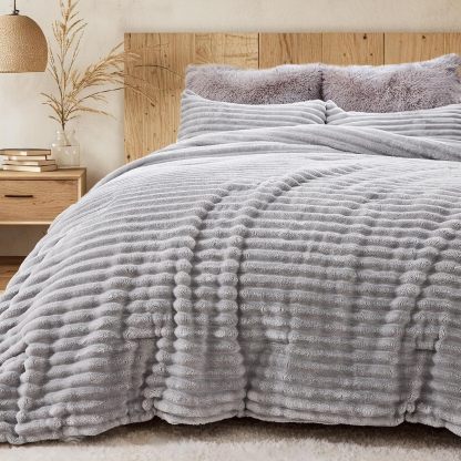 Sasttie Fluffy Queen Comforter Set, 3 PC Soft Fleece Bedding, Cream White | Marshmallow Bedding Set with 2 Pillowcases, Warm & Fuzzy Faux Fur Down Alternative, OEKO-TEX Certified