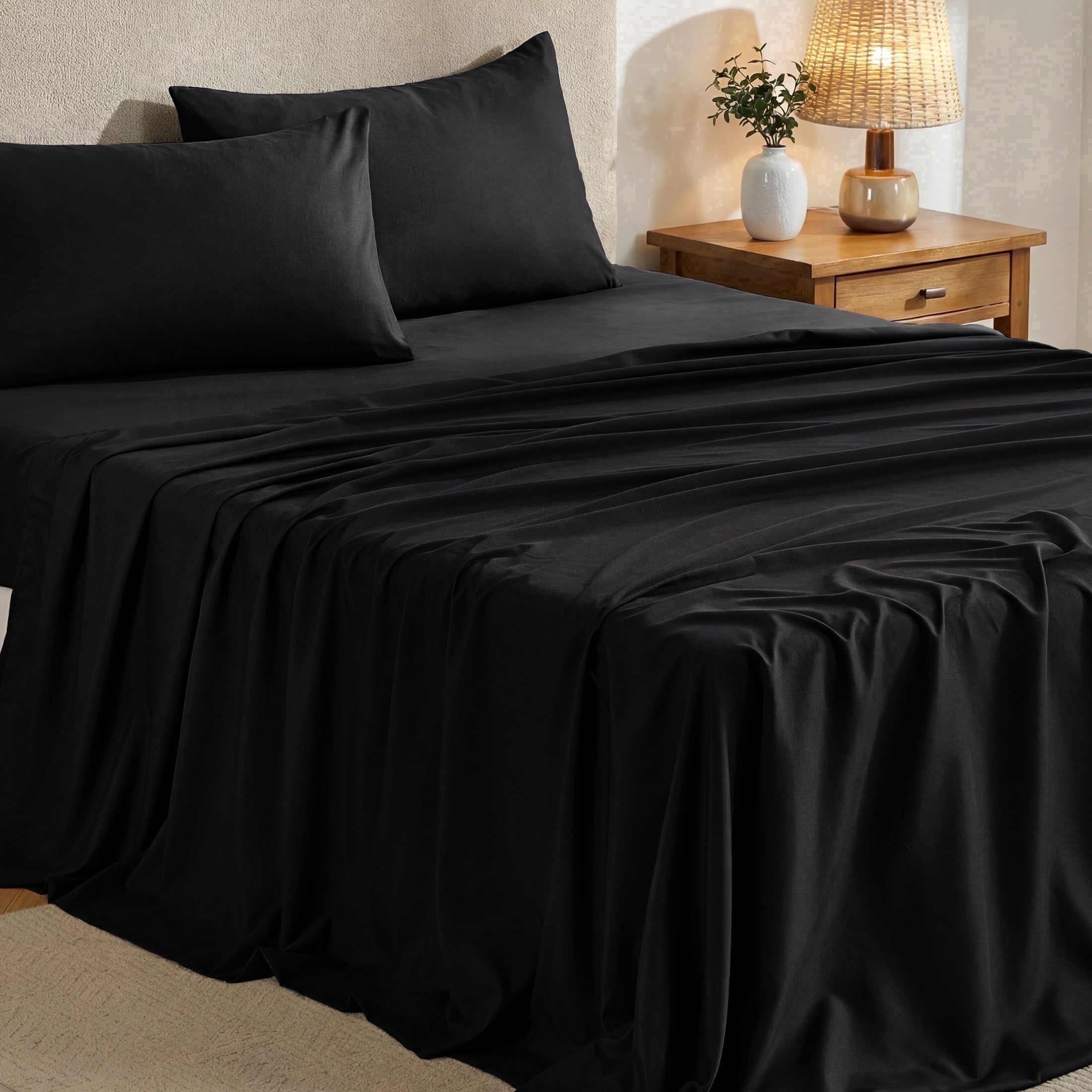 Sasttie 4-Piece Microfiber Bed Sheet Set, Deep Pocket Fitted Sheet & Pillowcases - Queen / Black