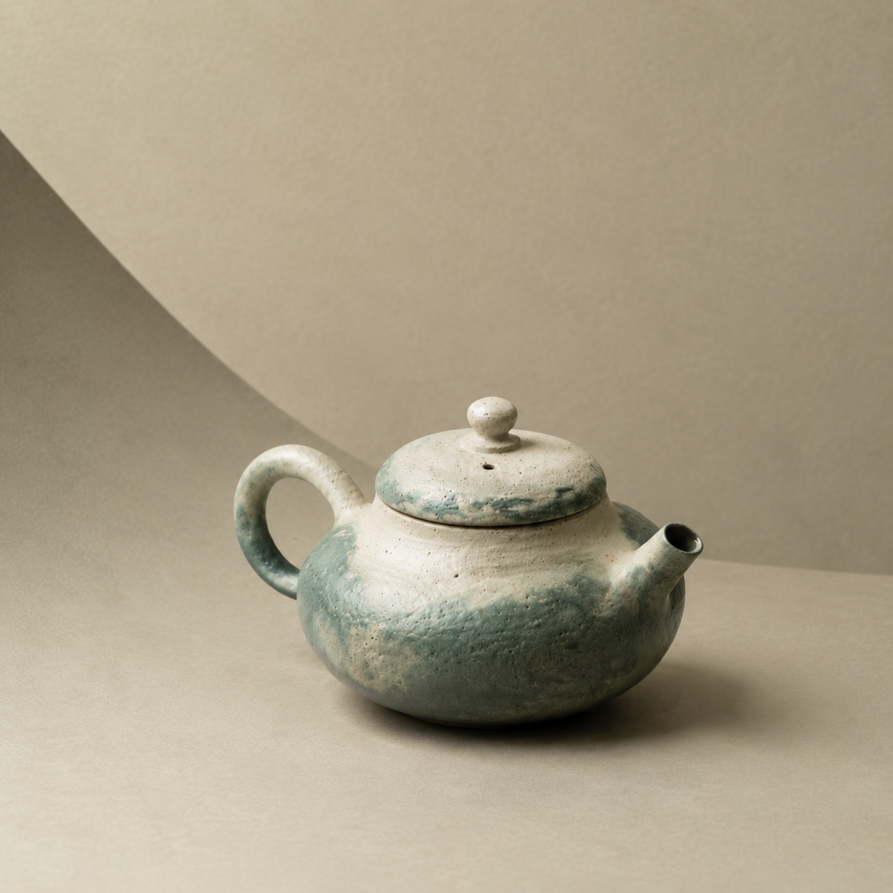 "Lake Veil" – Hand-Thrown Jingdezhen Stoneware Low-Round Teapot