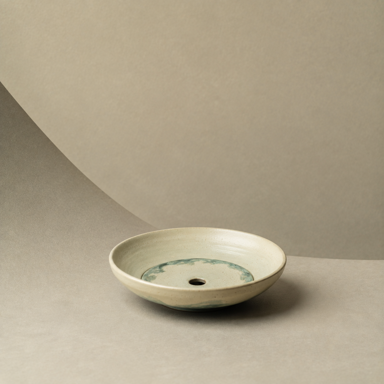 "Lake Veil" – Hand-Thrown Jingdezhen Stoneware Water-Reservoir Teapot Stand