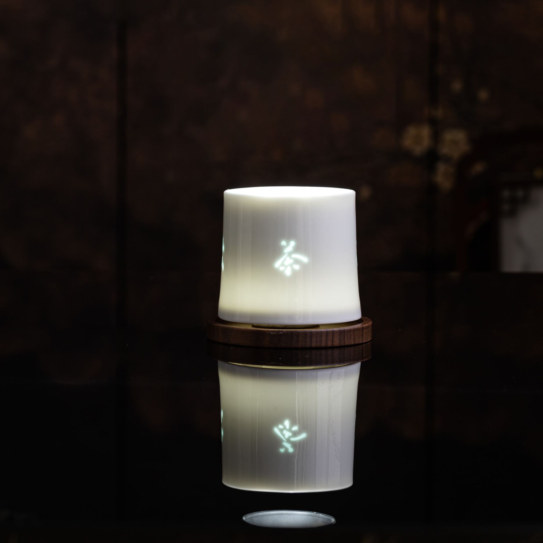 Tea for Leisure /饮茶得闲(Yin Cha De Xian) - Rotating Linglong Ceramic Tea Cup