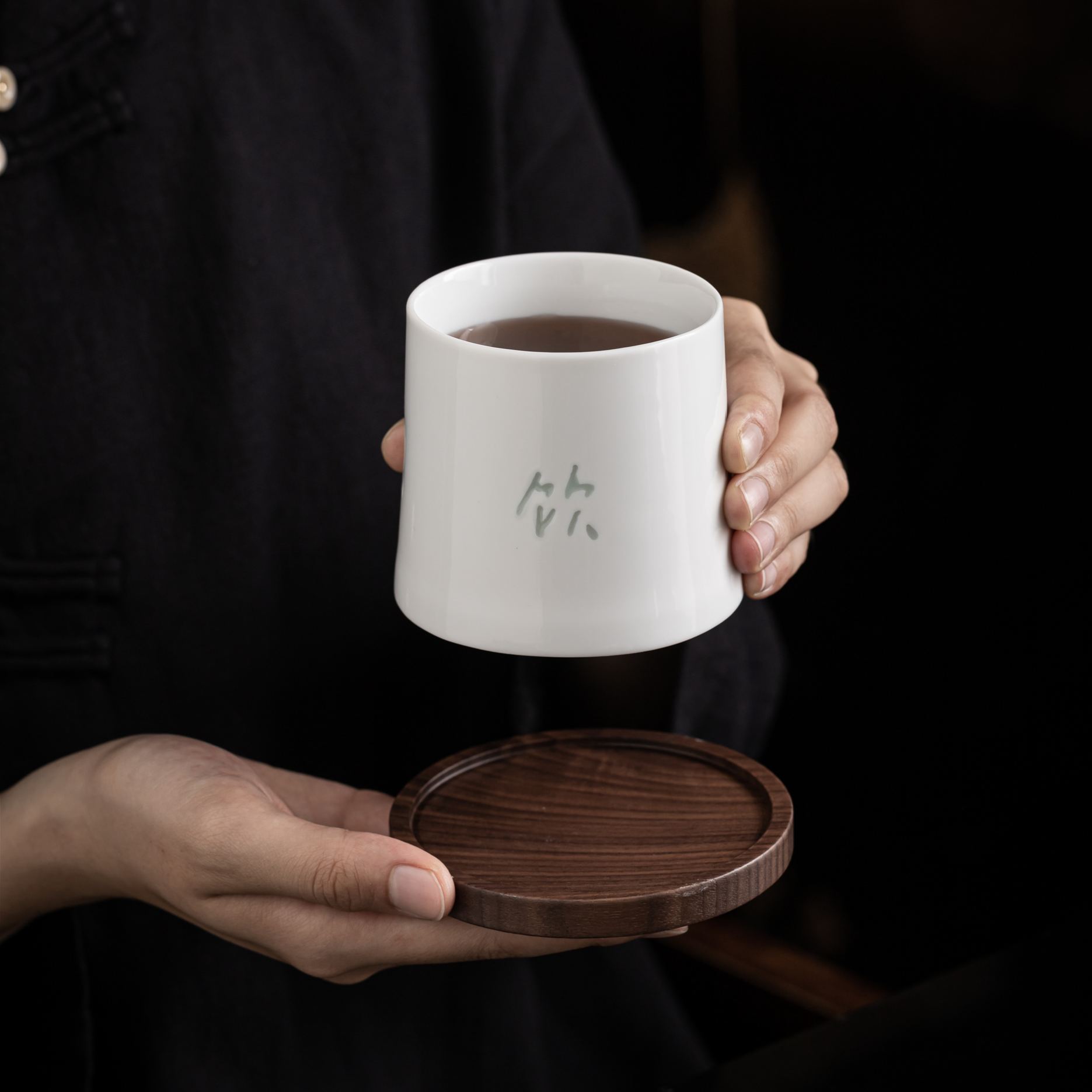 Tea for Leisure /饮茶得闲(Yin Cha De Xian) - Rotating Linglong Ceramic Tea Cup