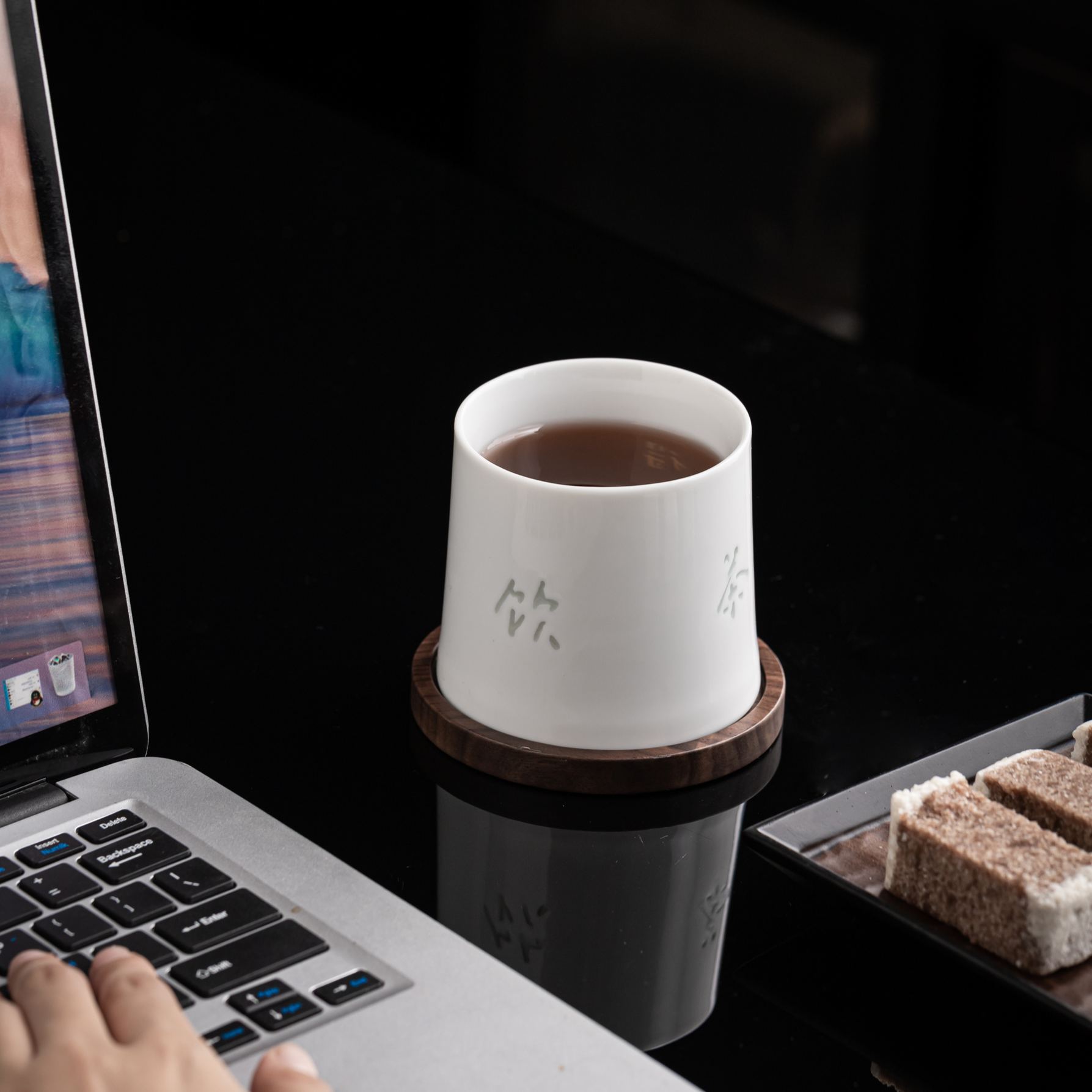 Tea for Leisure /饮茶得闲(Yin Cha De Xian) - Rotating Linglong Ceramic Tea Cup