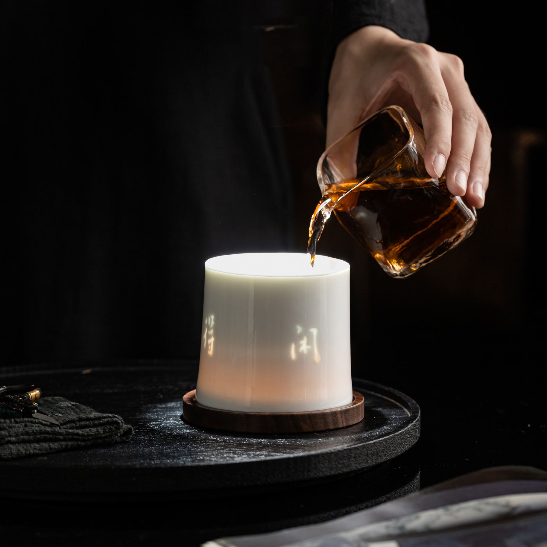 Tea for Leisure /饮茶得闲(Yin Cha De Xian) - Rotating Linglong Ceramic Tea Cup